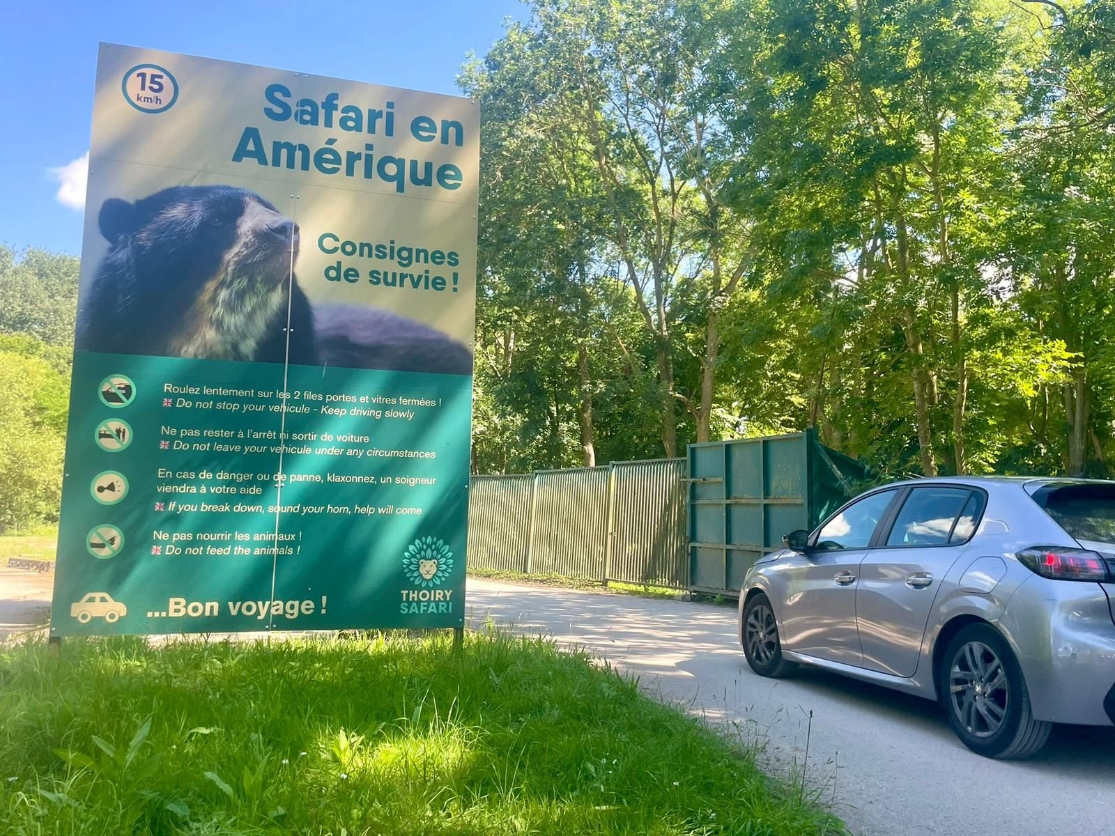 Thoiry (Yvelines), dimanche. C'est par cet accès que la victime est entrée à pied avant d'être attaquée par des loups. La signalétique est imposante mais n'indique pas explicitement qu'il ne faut pas circuler à pied. LP/Sébastien Birden