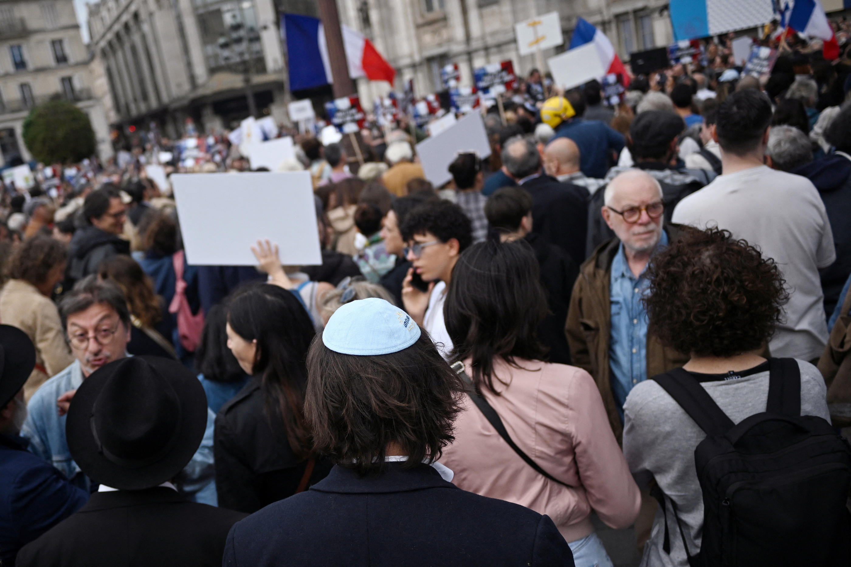 Un rassemblement a eu lieu mercredi soir devant l'hôtel de ville de Paris après le viol d'une jeune fille de 12 ans à Courbevoie parce qu'elle était juive. REUTERS/Dylan Martinez