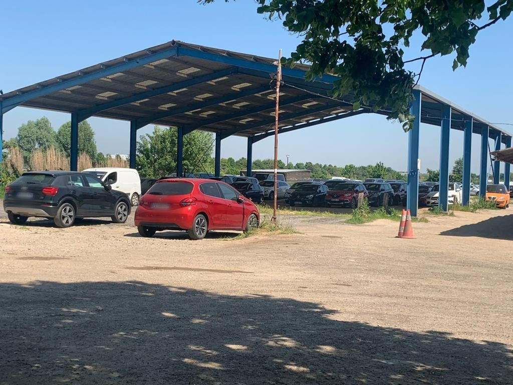 Chilly-Mazarin (Essonne), jeudi 1er juin. Ce parking dédié aux usagers de l'aéroport d'Orly a fermé ses portes mercredi 31 mai à la suite d'un arrêté préfectoral. LP/Candice Doussot