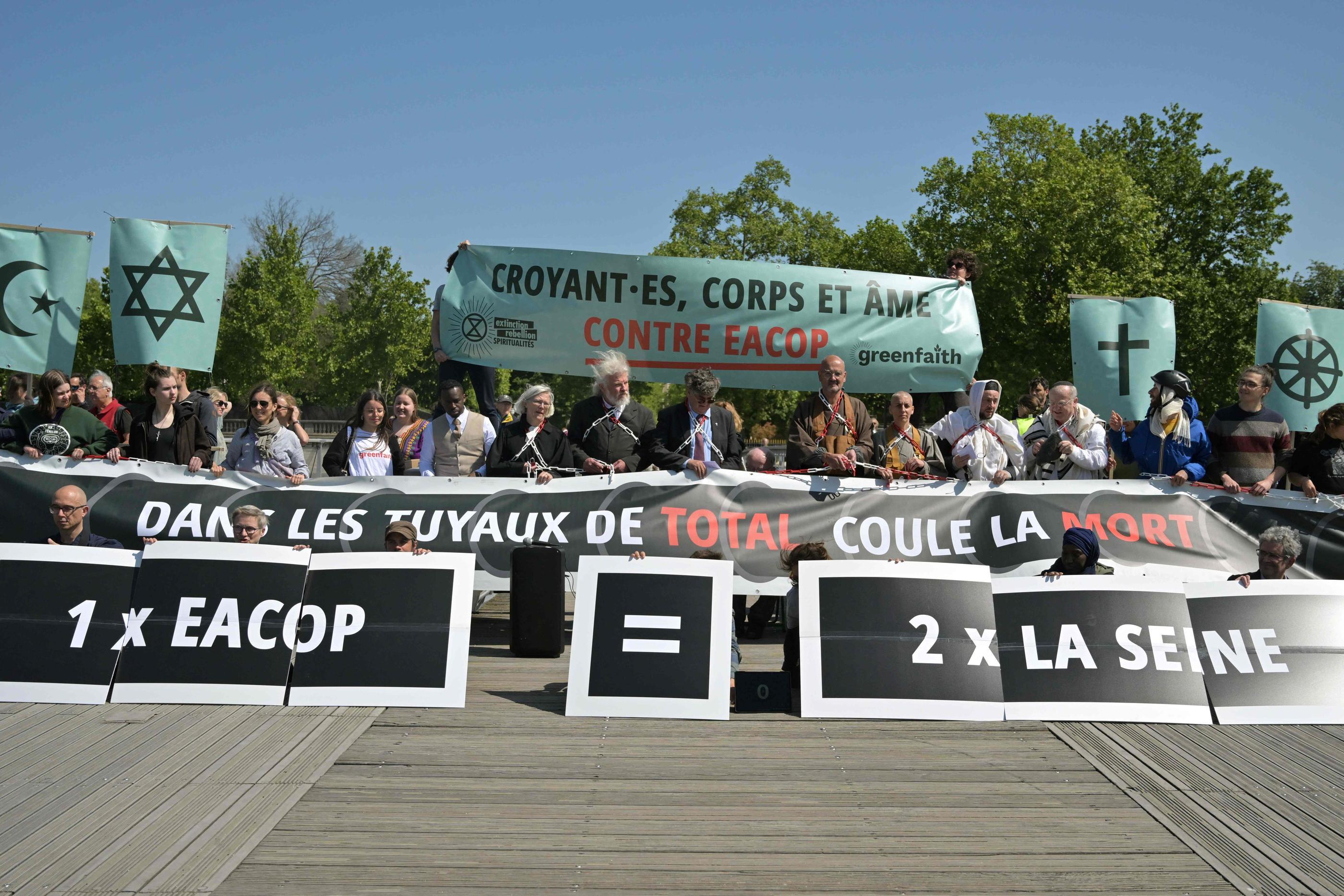 Paris, le 25 mai 2023. A l'appel de l'ONG Extinction Rebellion, les croyants ont bloqué la passerelle Léopold-Sédar-Senghor, près du musée d'Orsay, pour protester contre le projet de pipeline géant de TotalEnergies en Ouganda. AFP/Alain Jocard