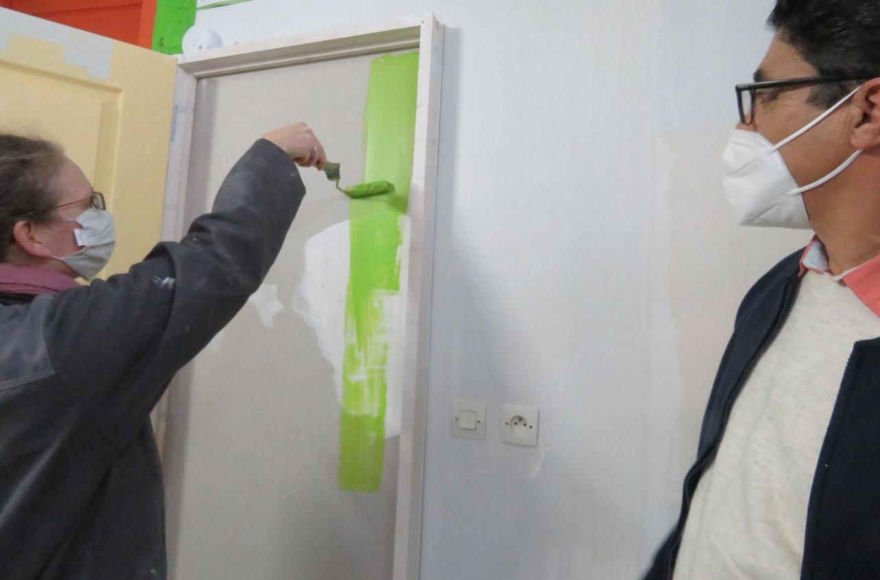 <b></b> Beauvais, ce vendredi. L’association Itinér’air offre des cours de bricolage pour ses bénéficiaires afin qu’ils réalisent eux-mêmes certains travaux.