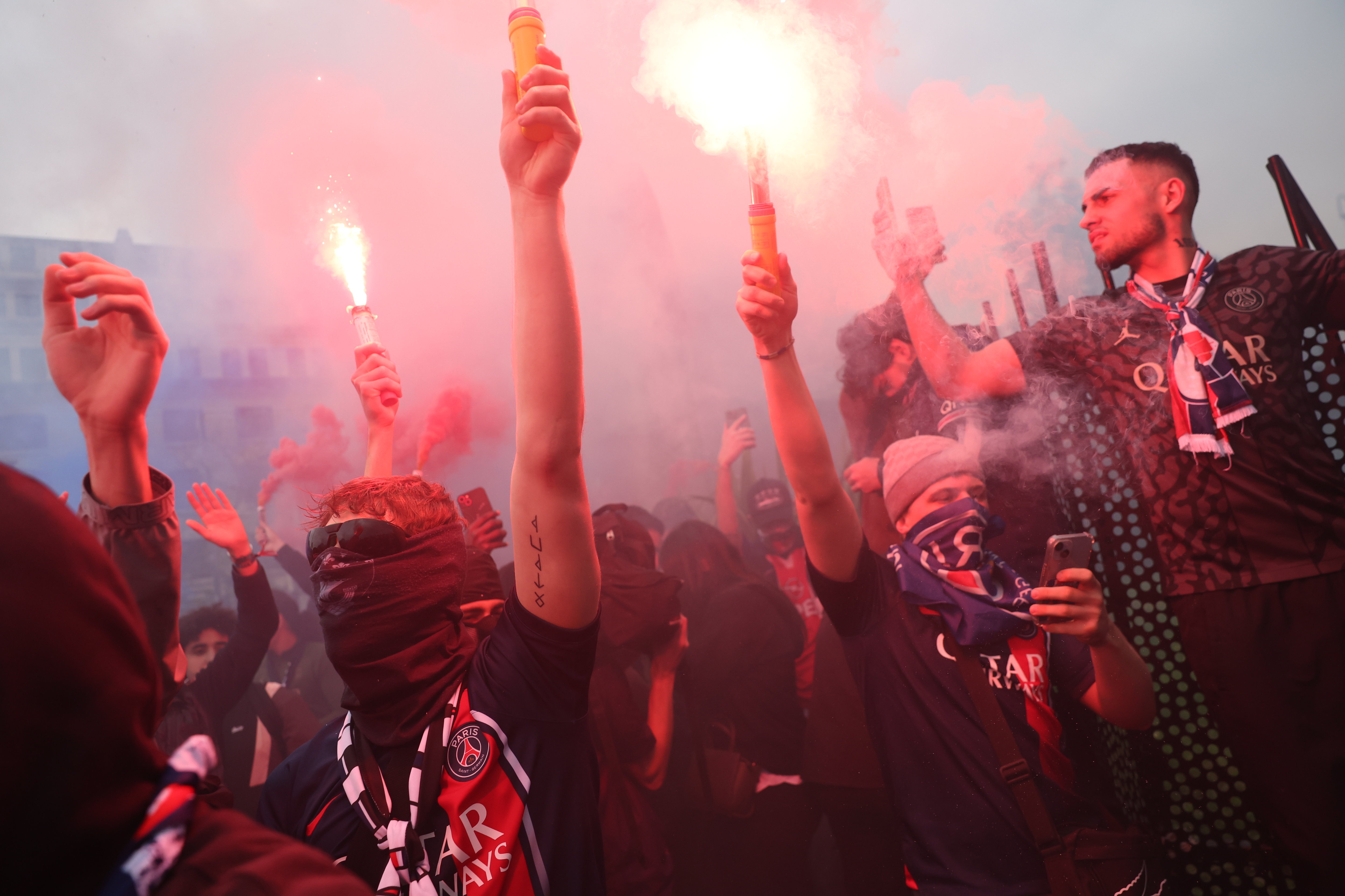 Les Ultras du PSG mettent de l'ambiance aux abords du Parc des Princes. PHOTO LE PARISIEN / ARNAUD JOURNOIS