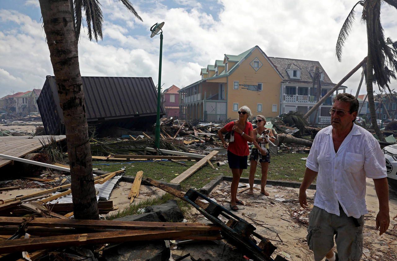 <b></b> Un bâtiment en feu et dévastation sur l’ensemble des résidences de la Baie orientale sur l’île de Saint-Martin après le passage de l’ouragan Irma le 10 septembre 2017 