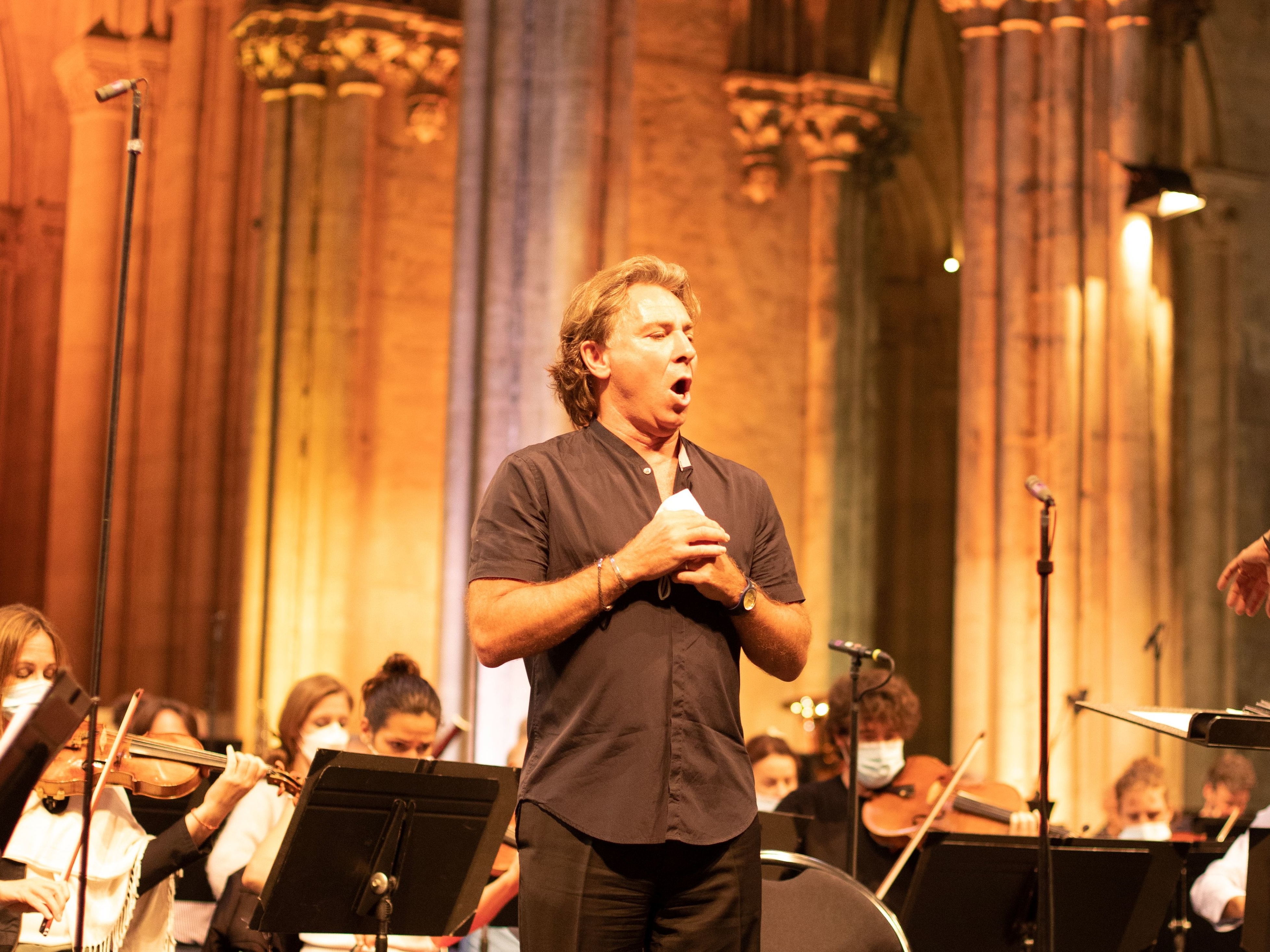 Saint-Denis, le 8 juin 2021. Le ténor franco-italien Roberto Alagna, ici lors d'une répétition au sein de la cathédrale, se produira ce jeudi soir à la basilique Saint-Denis.  ©Alexandre Ean