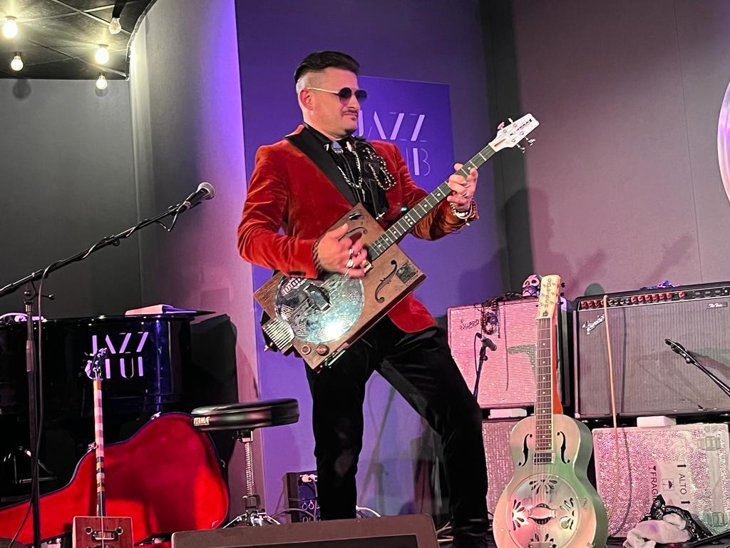 Henry Sauda, le guitariste et chanteur de Superdownhome, sur la scène du Jazz Club Etoile le samedi 24 septembre. Dom Gilbert
