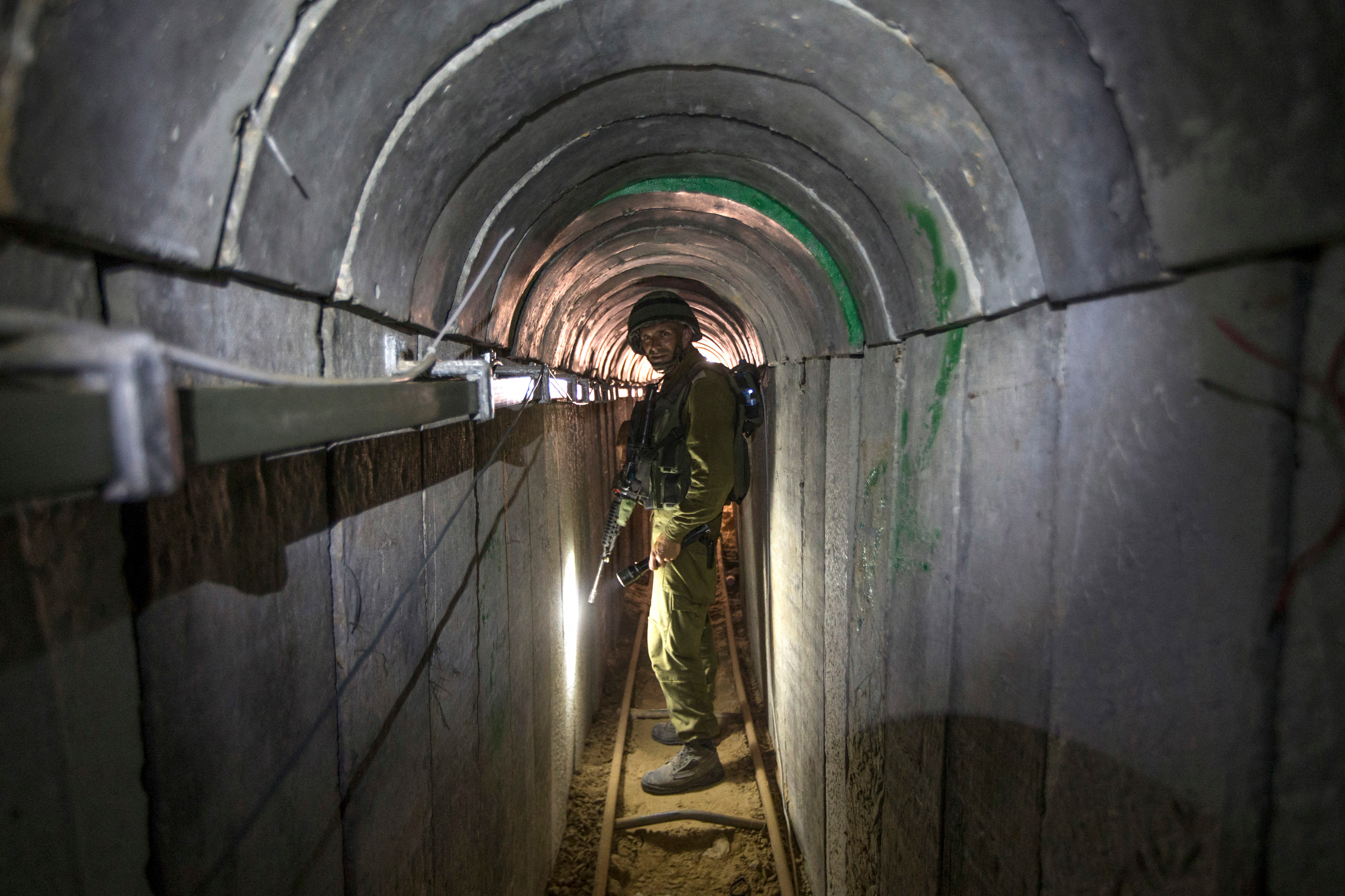 Un officier de Tsahal fait découvir un tunnel à la presse lors de la précédente incursion militaire israélienne dans la bande de Gaza, l'opération « Bordure protectrice » en 2014. Pool/AFP/Jack Guez