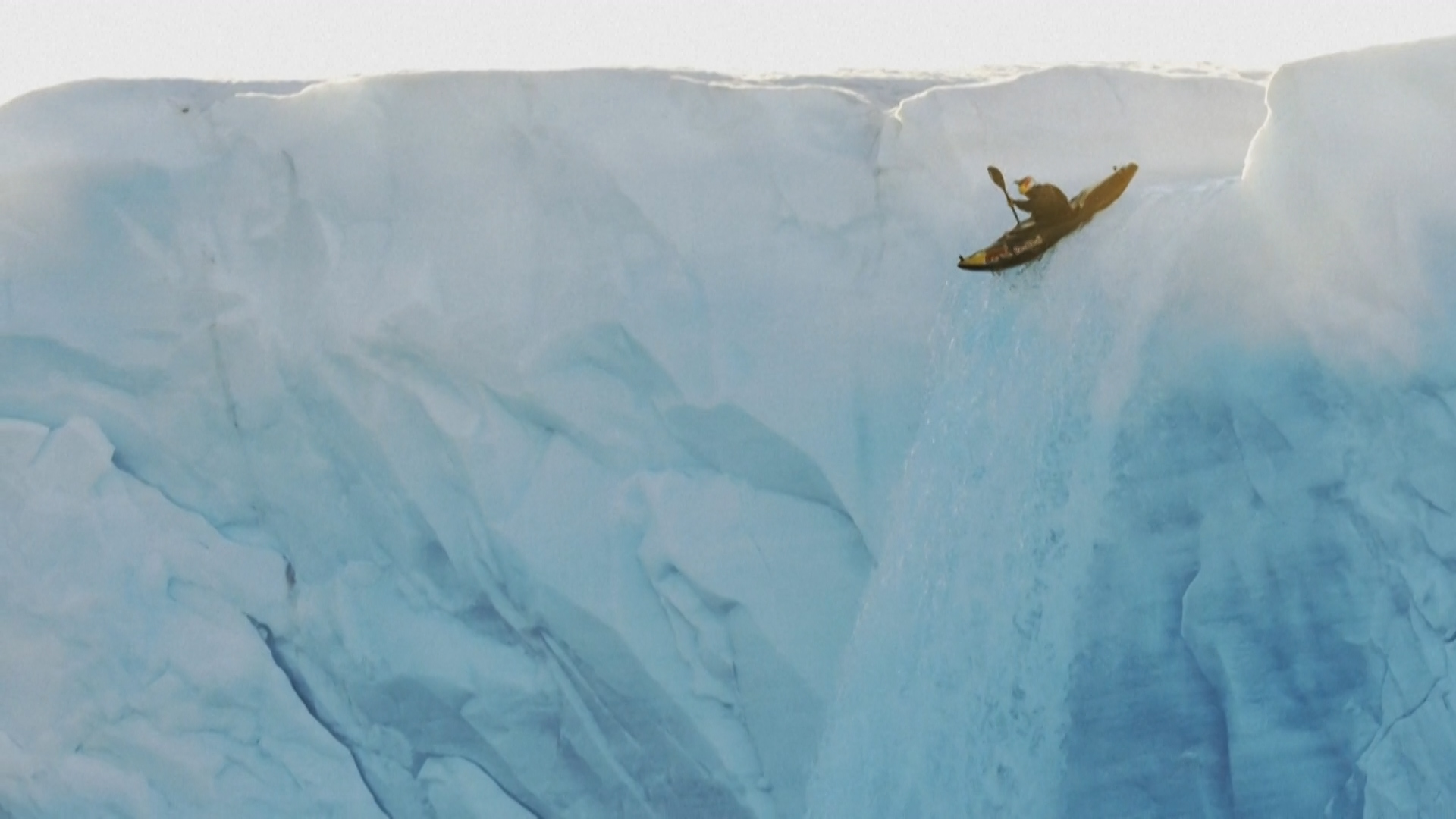 Le kayakiste catalan Aniol Serrasolses a réalisé un exploit sportif en pagayant dans les rapides d’un glacier norvégien.