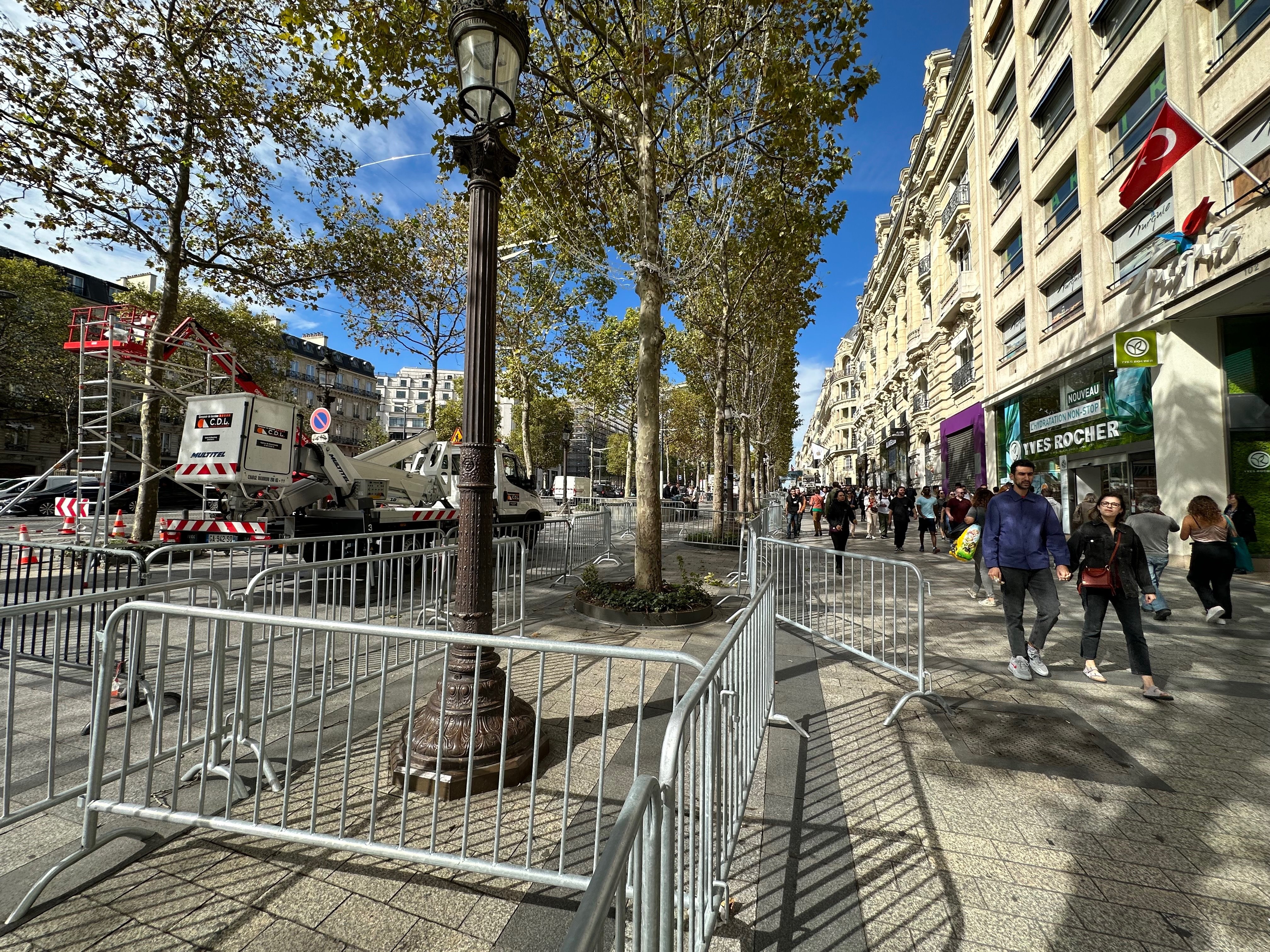 Avenue des Champs-Élysées (VIIIe). Des travaux de rénovation des trottoirs et de la chaussée sont en cours le long de l’avenue. LP/Paul Abran