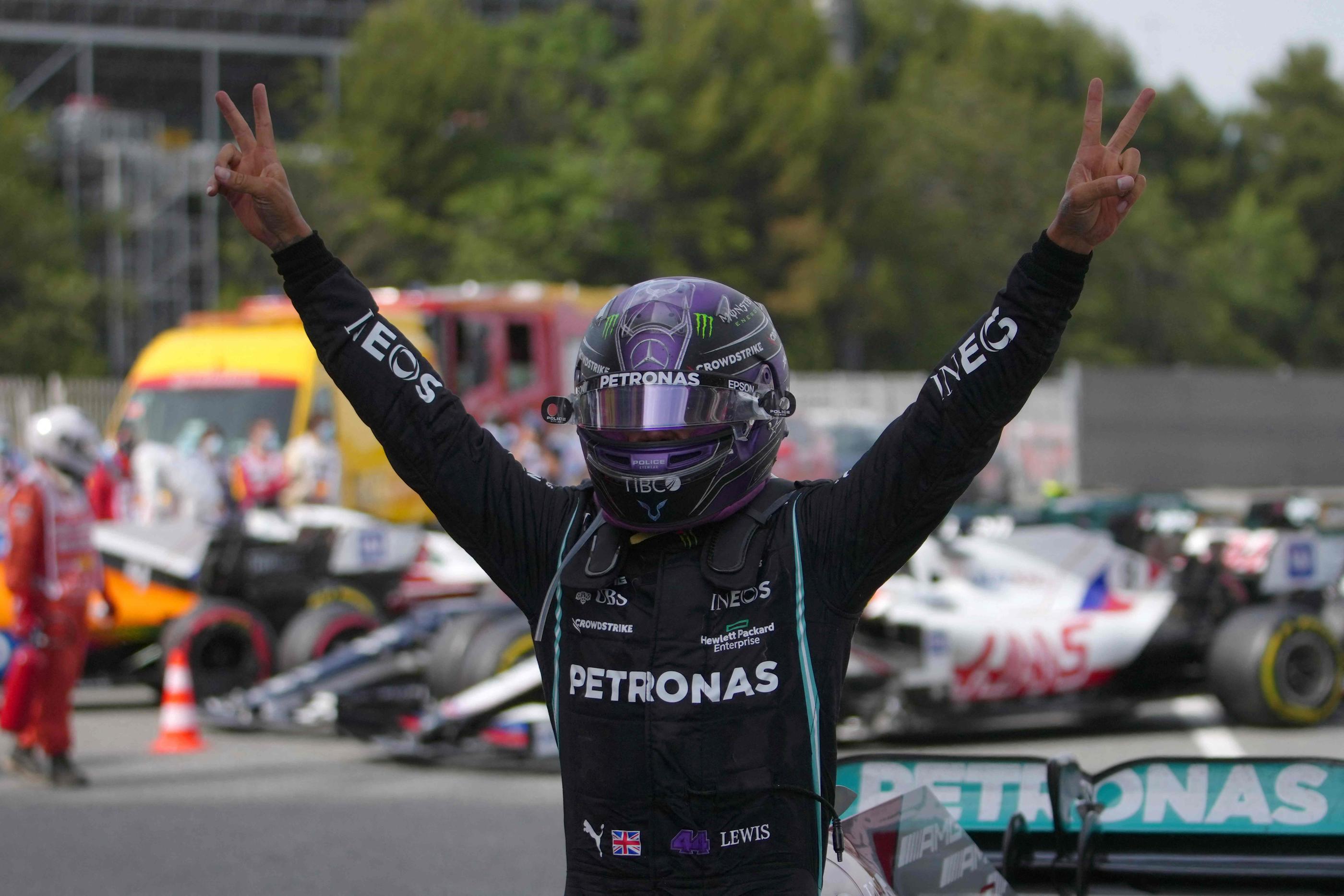 Lewis Hamilton a célébré comme rarement sa victoire, ce dimanche à Barcelone. AFP/Emiliano Morenatti