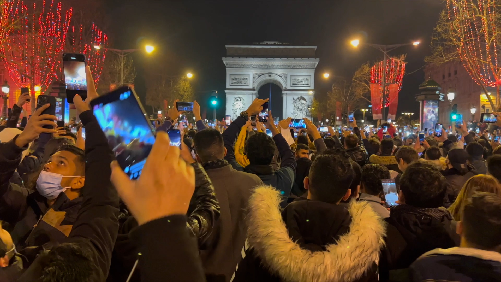 VIDÉO. Nouvel An sur les Champs-Elysées: ces milliers de personnes