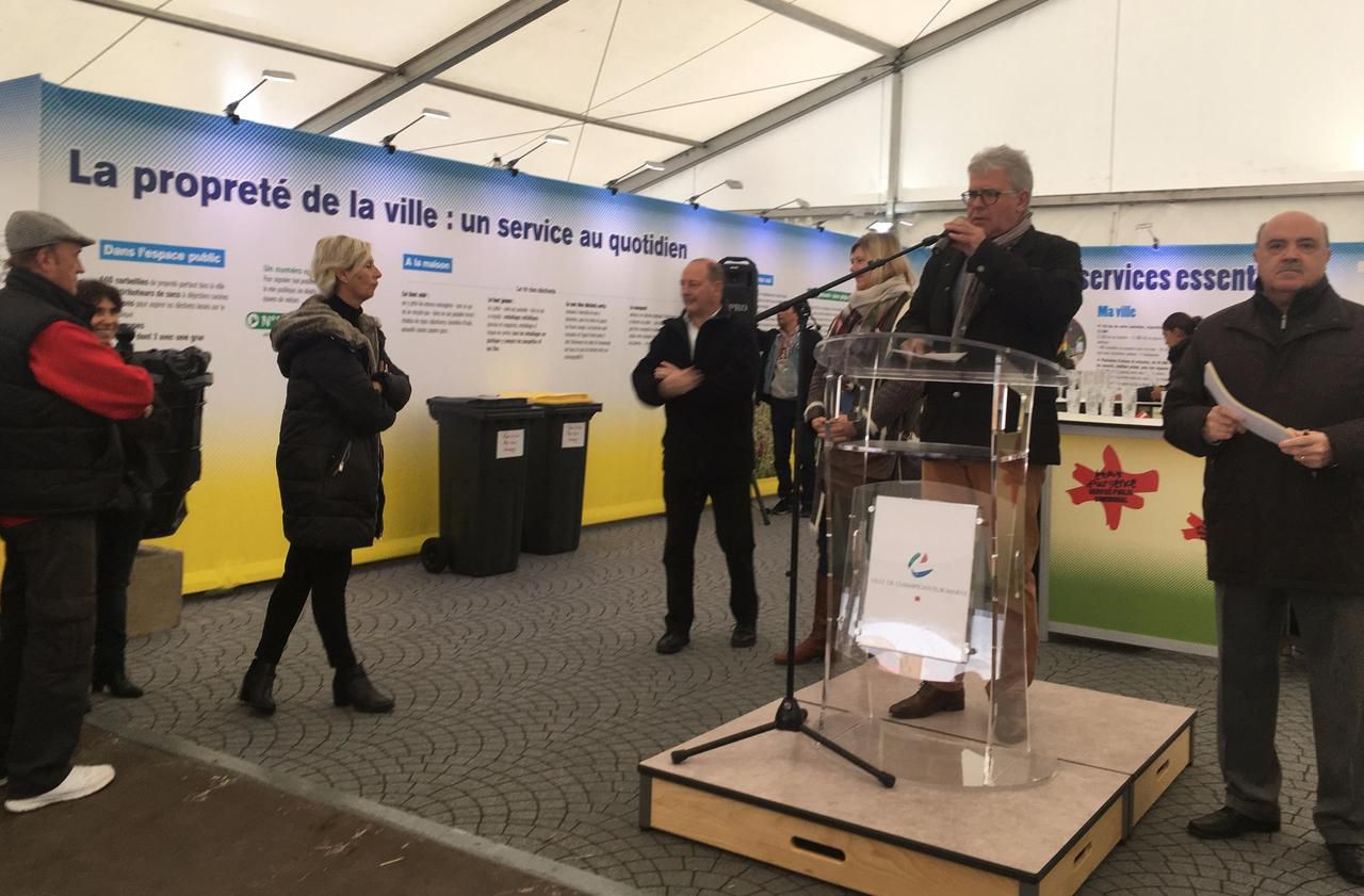 <b></b> Champigny, ce samedi. Le maire Christian Fautré (PCF) a appelé les Campinois à se mobiliser pour la défense du service public à l’occasion du lancement de la traditionnelle foire aux cochons. 