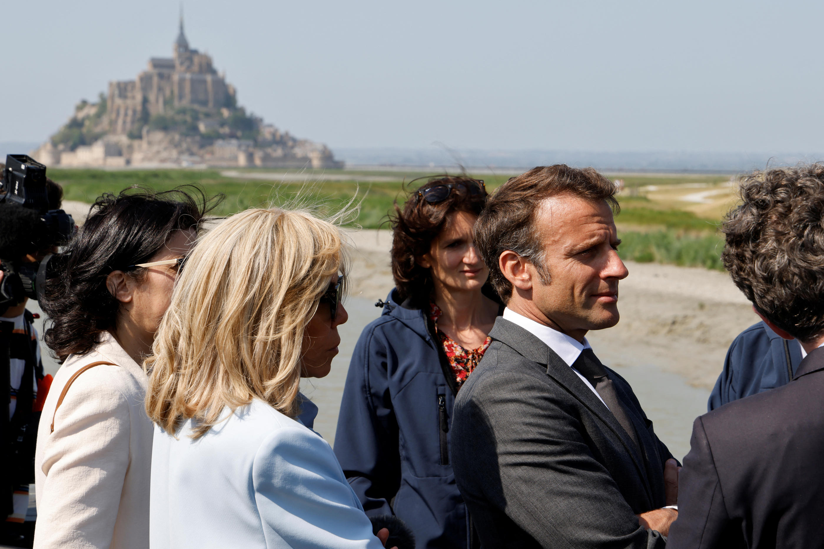 Emmanuel Macon a promis de « continuer d'être au côté de la famille », en marge d'un déplacement au Mont-Saint-Michel. Reuters/LUDOVIC MARIN