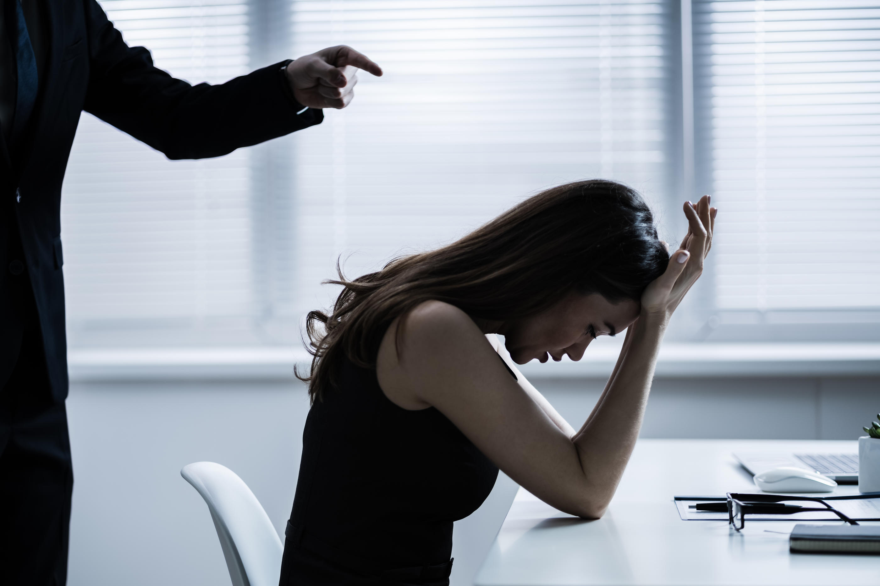Les victimes de harcèlement moral se sentent déprimées et finissent par remettre en cause leurs compétences. (Illustration) Istock/Andrey Popov