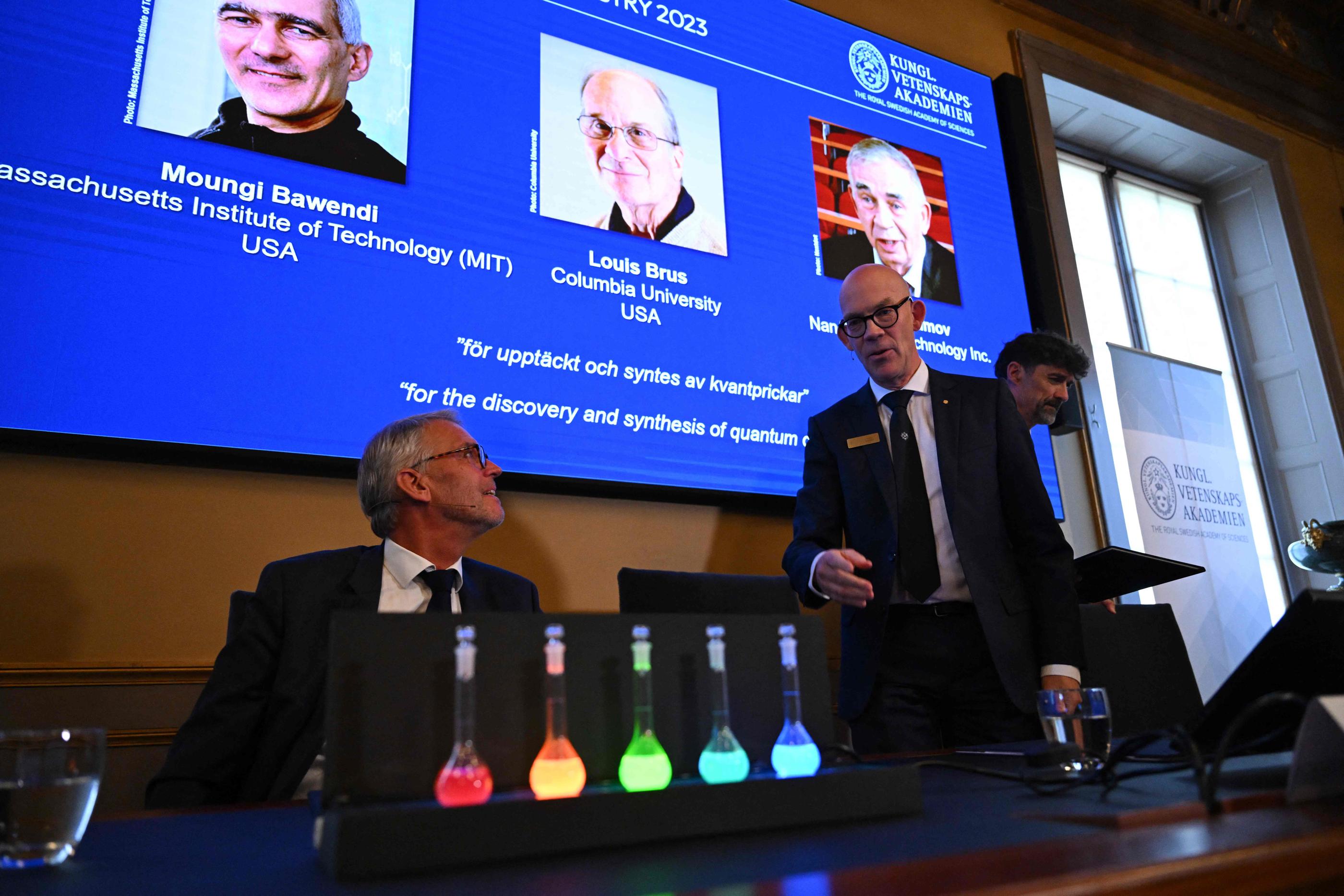 Le secrétaire général de l'Académie royale suédoise des sciences Hans Ellegren (au milieu) « regrette profondément » que les noms des lauréats du prix Nobel de chimie ont été dévoilés avant l'annonce officielle. AFP/Jonathan NACKSTRAND