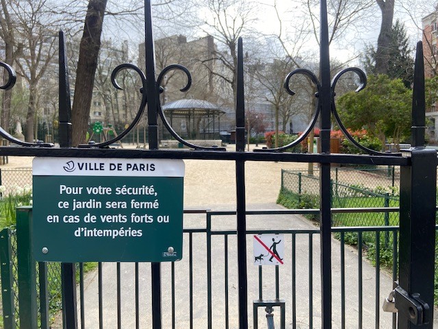Les grilles du square Carpeaux, dans le XVIIIe arrondissement de Paris, ont été fermées ce jeudi midi. LP/Gaëtane Bossaert