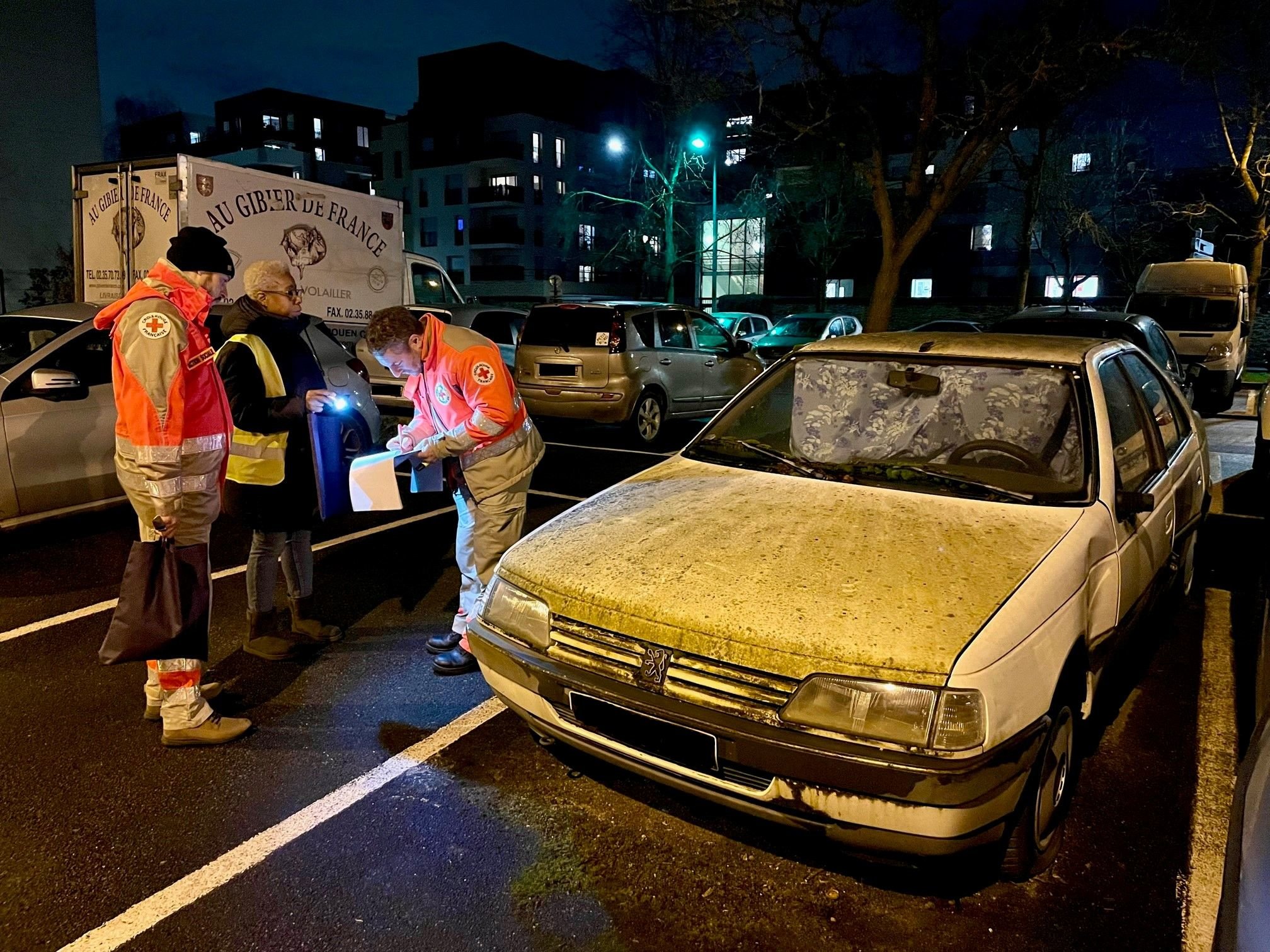 Villejuif, le 26 janvier 2023. L'équipe de bénévoles recense une voiture-habitation lors de la première Nuit de la Solidarité organisée dans la commune. A la fin de la soirée, six SDF auront été repérés dans la commune. LP/Alix Mardon
