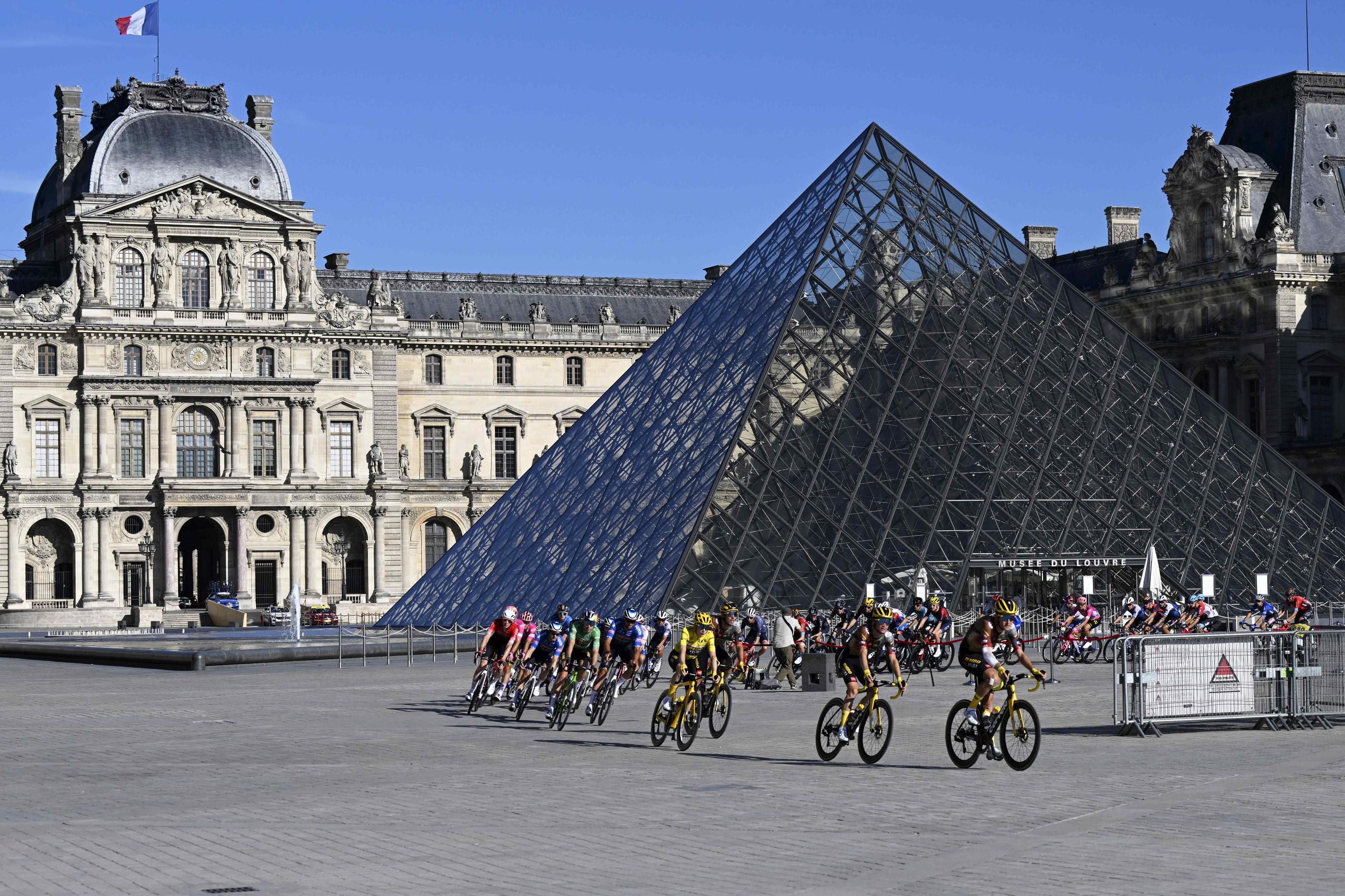 Comme lors du Tour de France 2022, les coureurs des Jeux olympiques 2024 passeront près du Louvre mais via le Pont du Carrousel cette fois. Icon Sport/Vincent Kalut