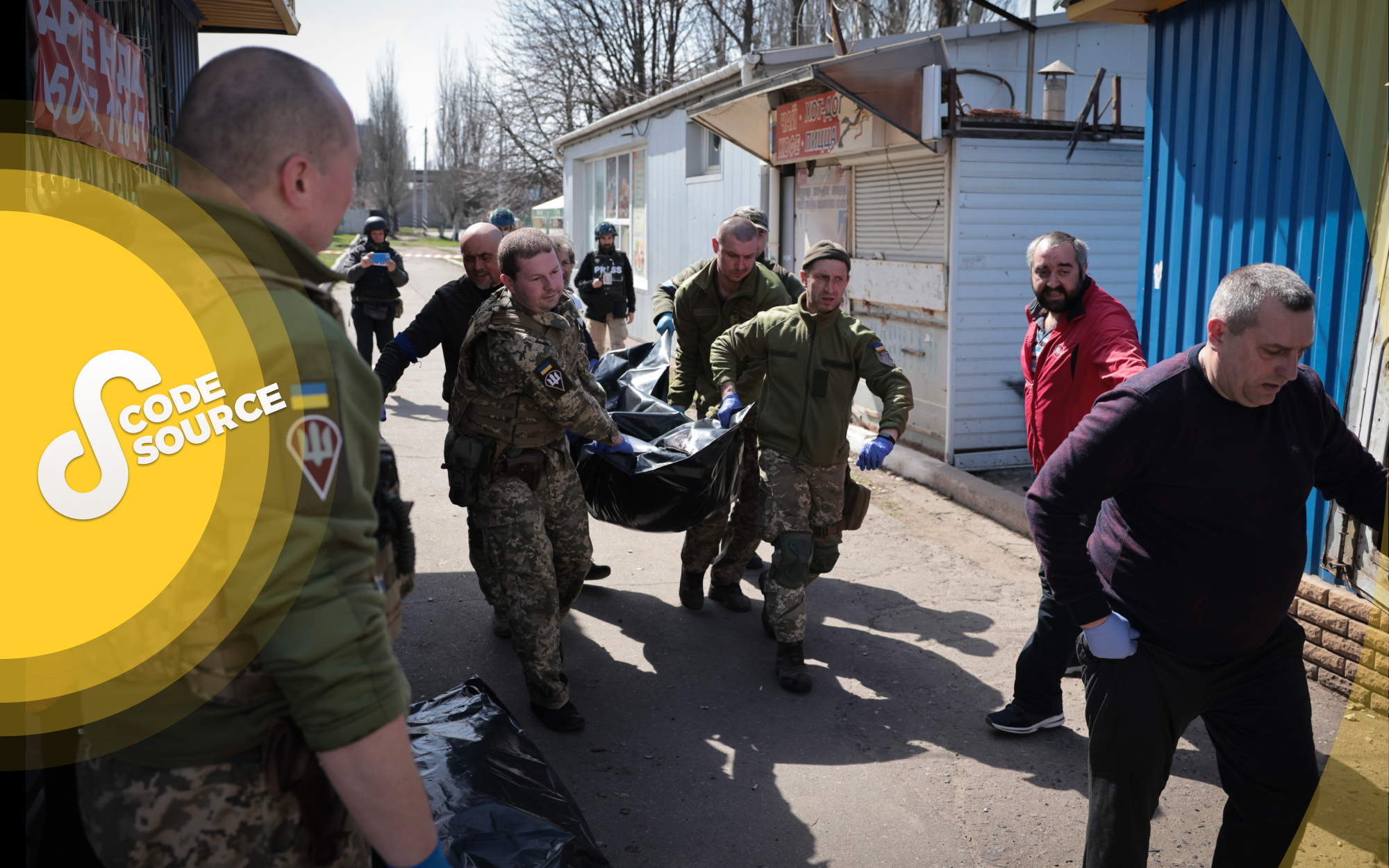 Des militaires évacuent des corps de la gare de Kramatorsk, le 8 avril, après que deux roquettes se sont abattues sur le bâtiment. LP/Philippe de Poulpiquet