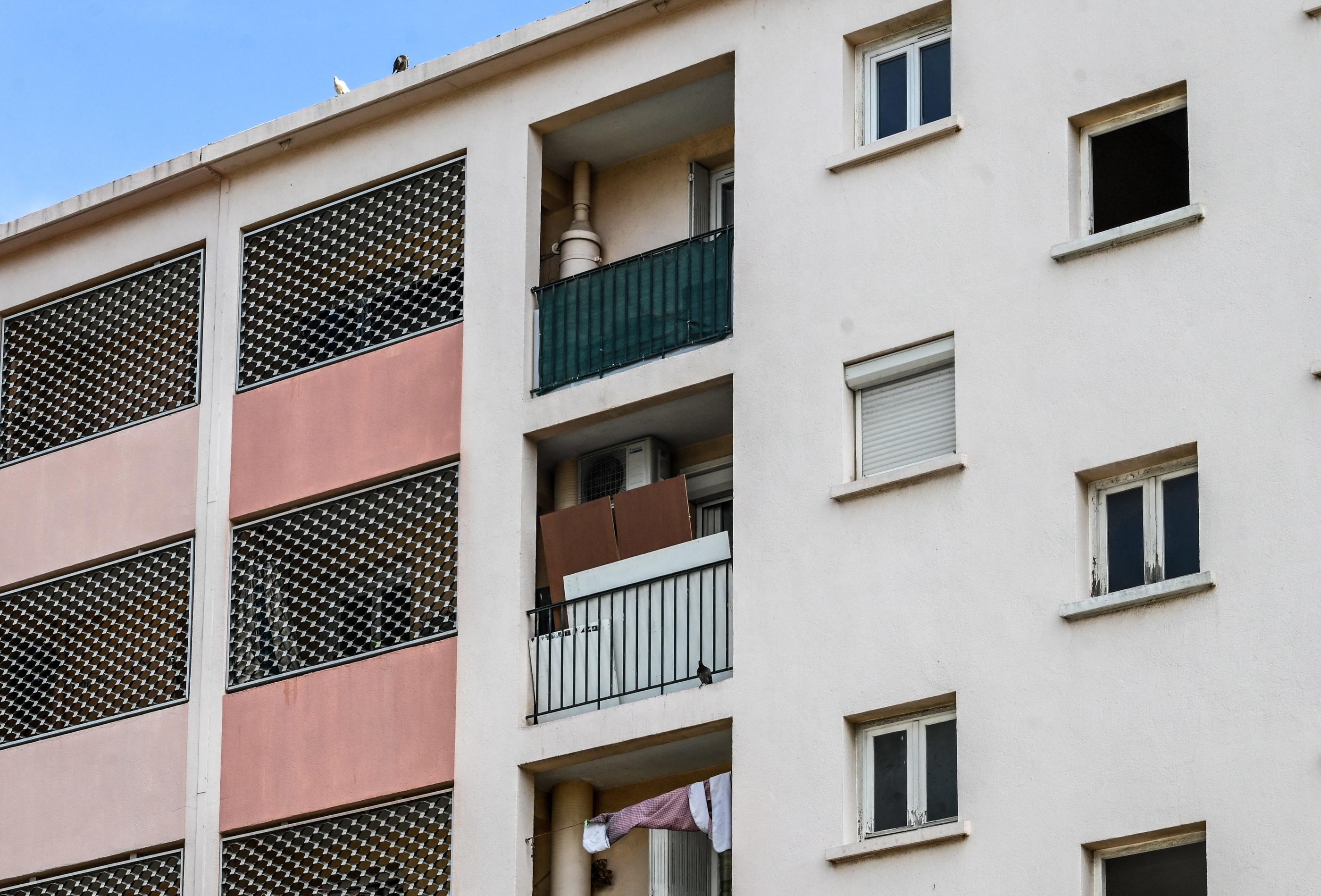 Un enfant de 7 ans a été retrouvé mort, en partie congelé, à l'avant dernier étage de cette résidence, à Perpignan. Son père a été placé en garde à vue. MAXPPP/L'INDEPENDANT/MICHEL CLEMENTZ