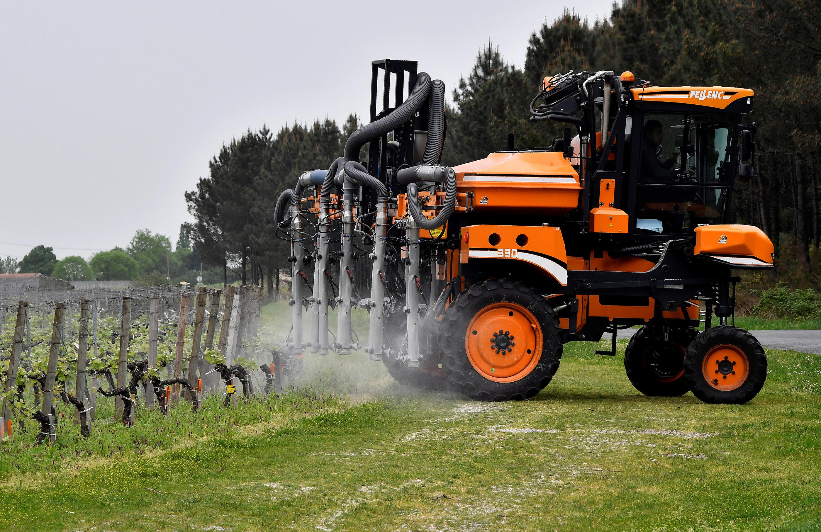 Avril 2018. Épandage de pesticides dans un domaine viticole du Bordelais. AFP/Georges Gobet