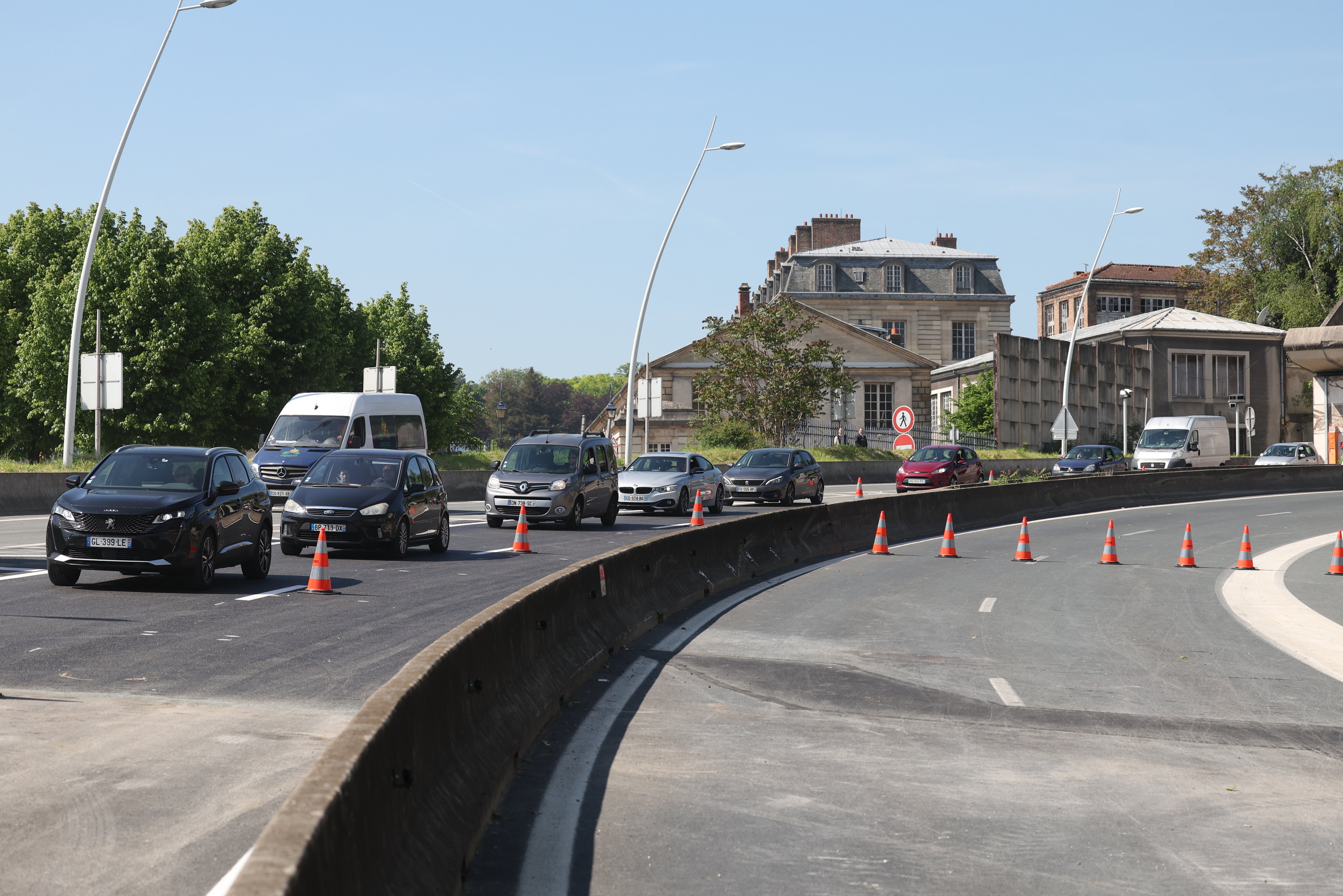L'A13 a rouvert le 10 mai dans le sens province Paris, mais uniquement sur une voie au niveau du tunnel de Saint-Cloud, après lequel les ouvriers tentent toujours de réparer les fissures. LP/Arnaud Journois