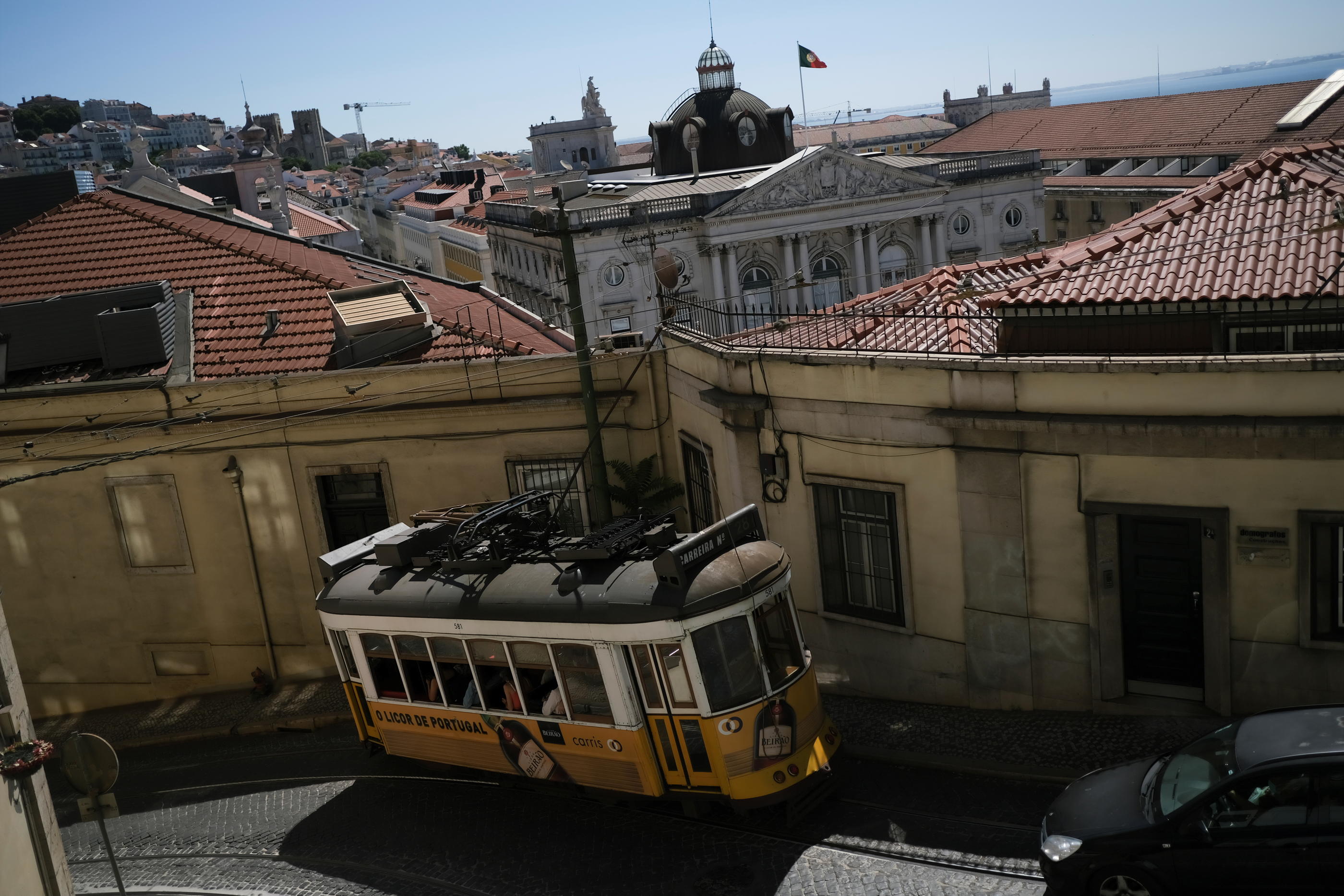 A Lisbonne, cafés, restaurants et commerces verront à nouveau réduits leurs horaires et leur capacité d'accueil. (Illustration). REUTERS/Pedro Nunes