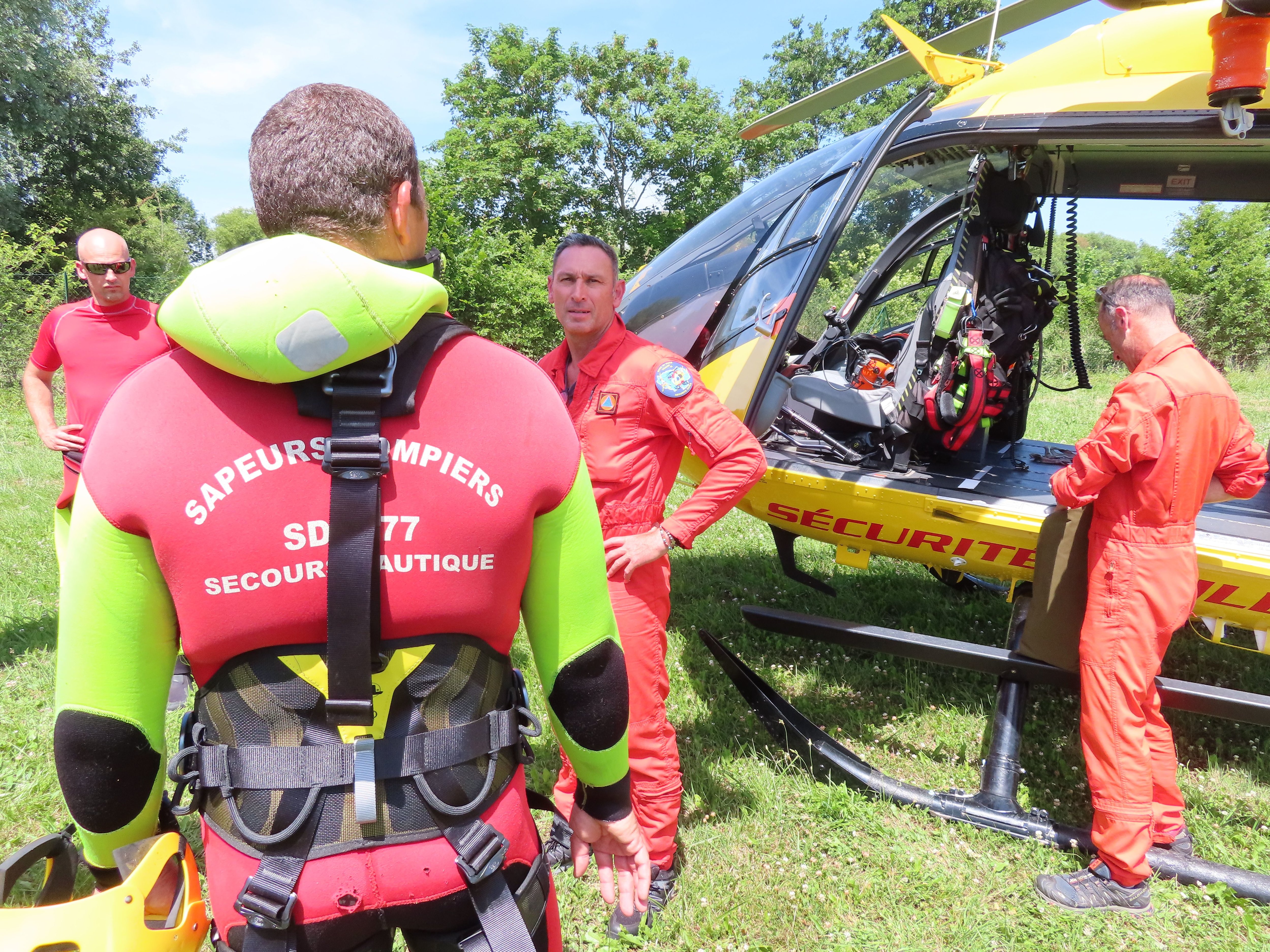 Saint-Jean-les-Deux-Jumeaux, jeudi 16 juin 2022. Avec l'hélicoptère de la Sécurité civile, les pompiers plongeurs de Seine-et-Marne ont pu s'exercer au sauvetage d'un noyé dans la Marne. LP/Thomas Segissement