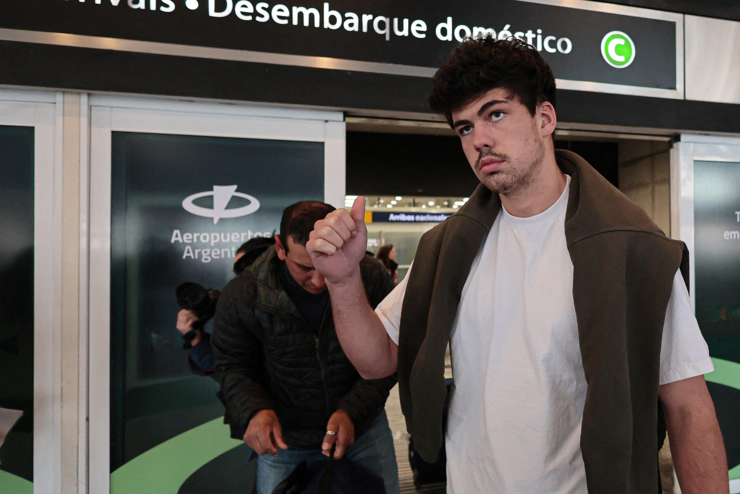 Hugo Auradou à son arrivée à l'aéroport de Buenos Aires (Photo by STRINGER / AFP)