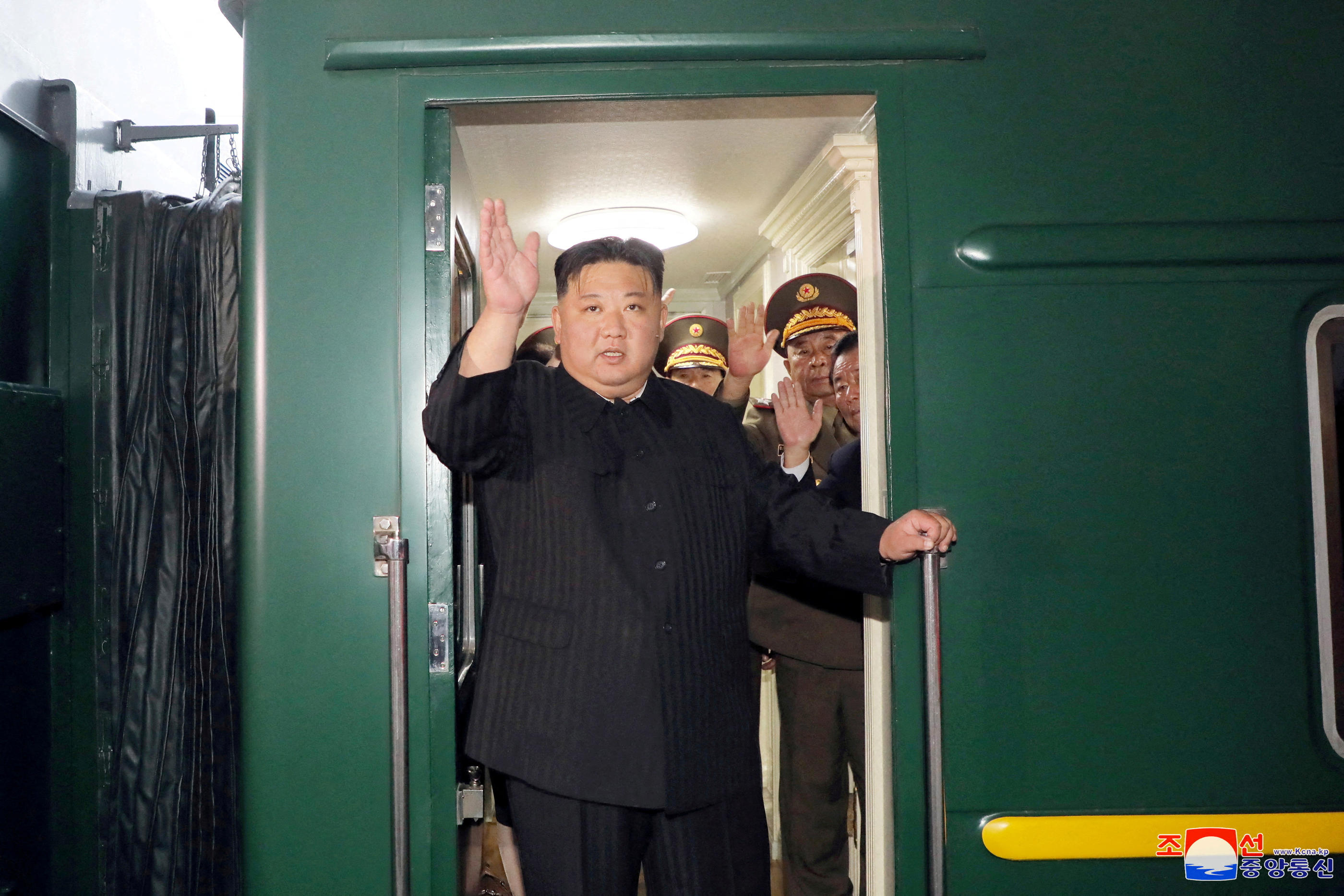 Le dirigeant nord-coréen Kim Jong-un à bord d’un train quittant Pyongyang pour la Russie, le 10 septembre 2023. KCNA via REUTERS