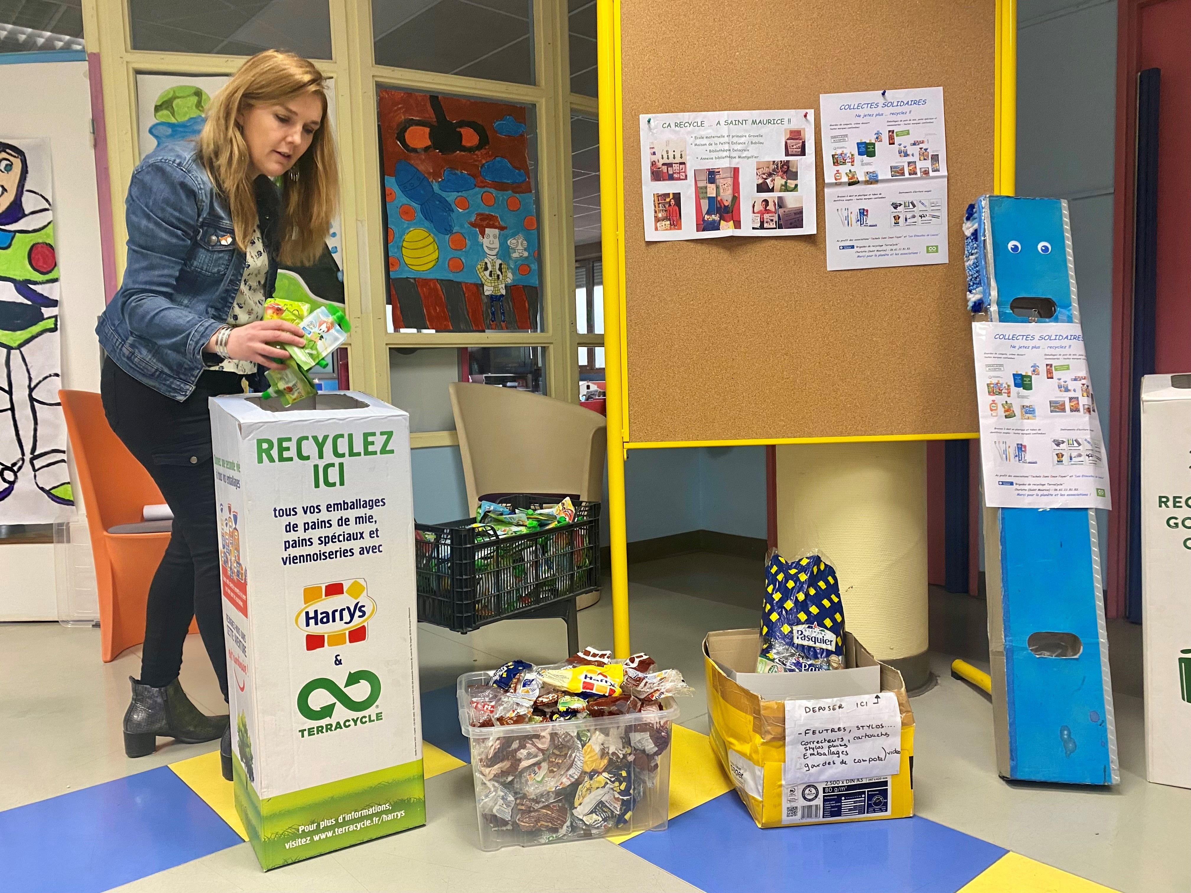 Saint-Maurice, le 7 avril 2022. Dans le hall de l'école Gravelle, enfants et parents peuvent déposer leurs déchets afin qu'ils soient recyclés à l'initiative de Charlotte Gentric. LP/Inès Chaïeb