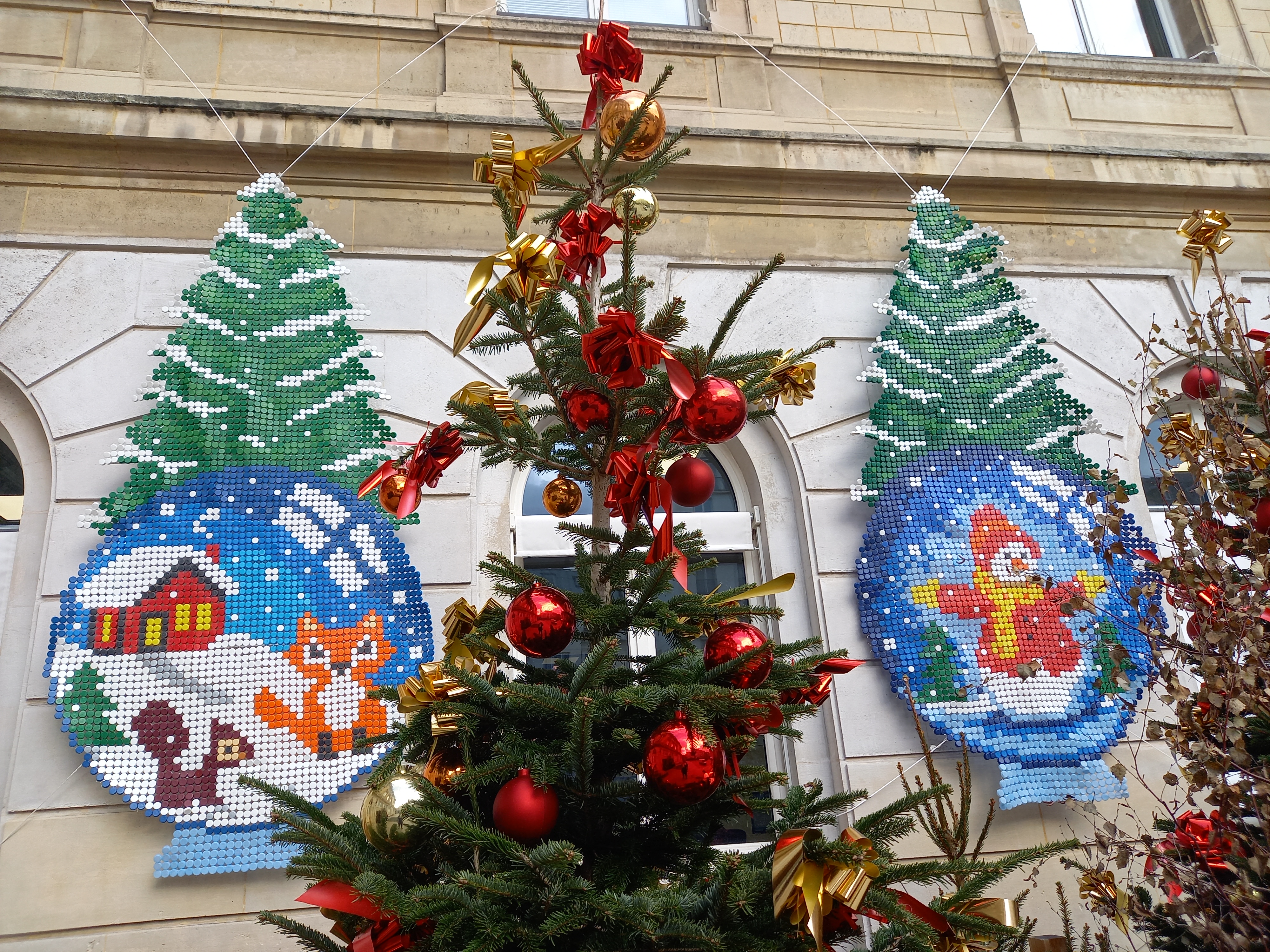 Paris (XVe), le 6 décembre. Les décors accrochés à la façade de la mairie sont hauts de 3,50 m environ. LP/F.C.
