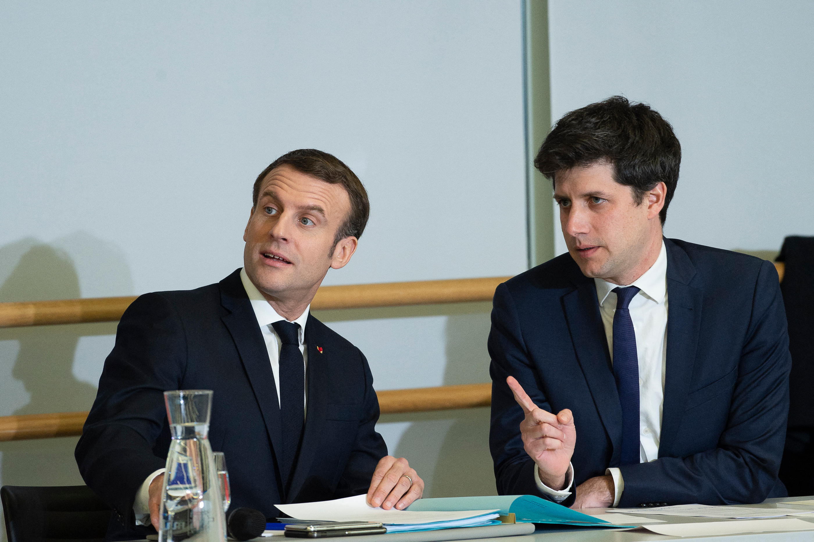La majorité cherche toujours sa tête de liste. Emmanuel Macron souhaiterait Julien Denormandie (ici les deux en 2020), mais beaucoup doutent que ce dernier accepte. Eliot Blondet/ABACA