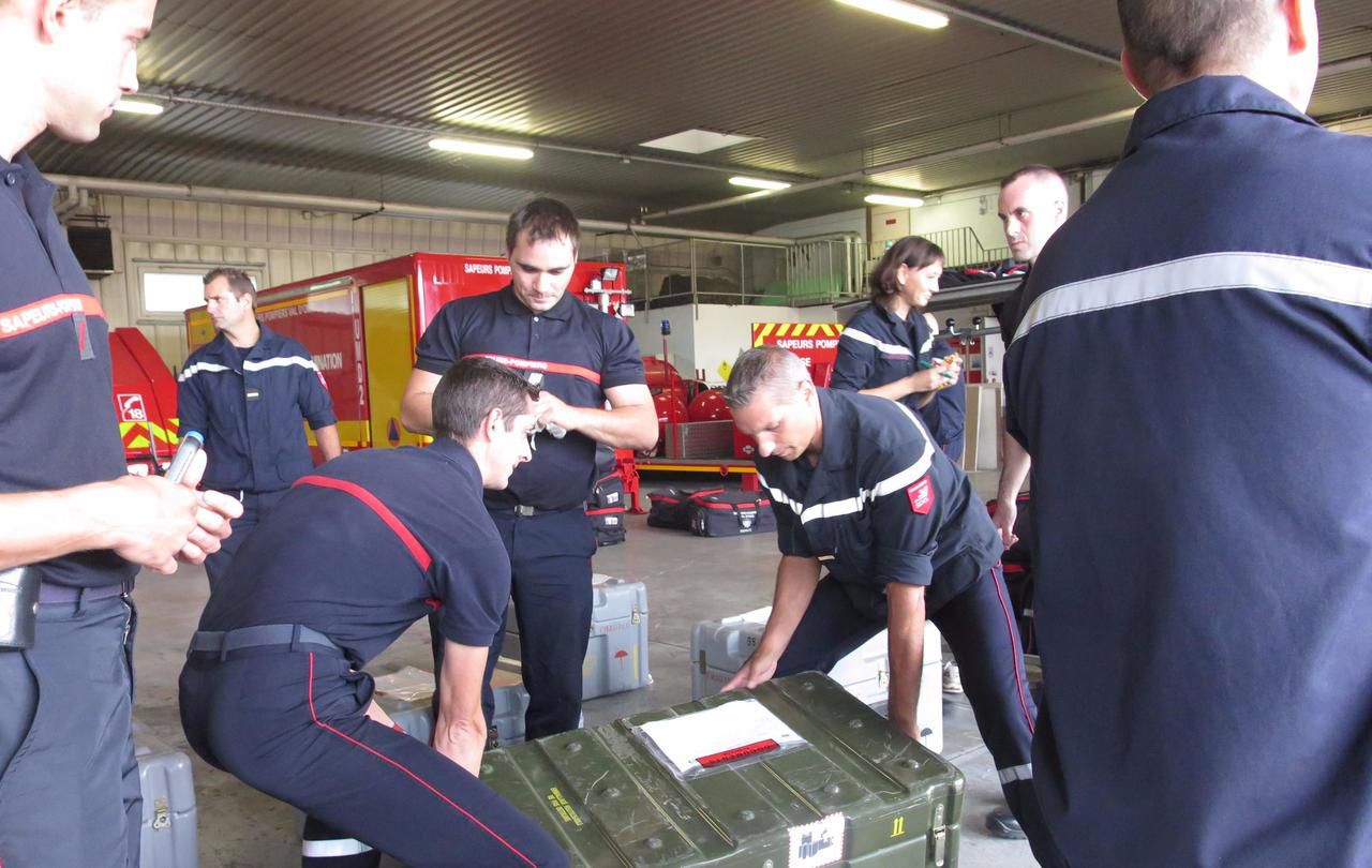 <b></b> Argenteuil, ce mercredi. 12 pompiers du Val-d'Oise volent au secours des victimes d'Irma. Ils se sont regroupés au centre de secours d'Argenteuil.  