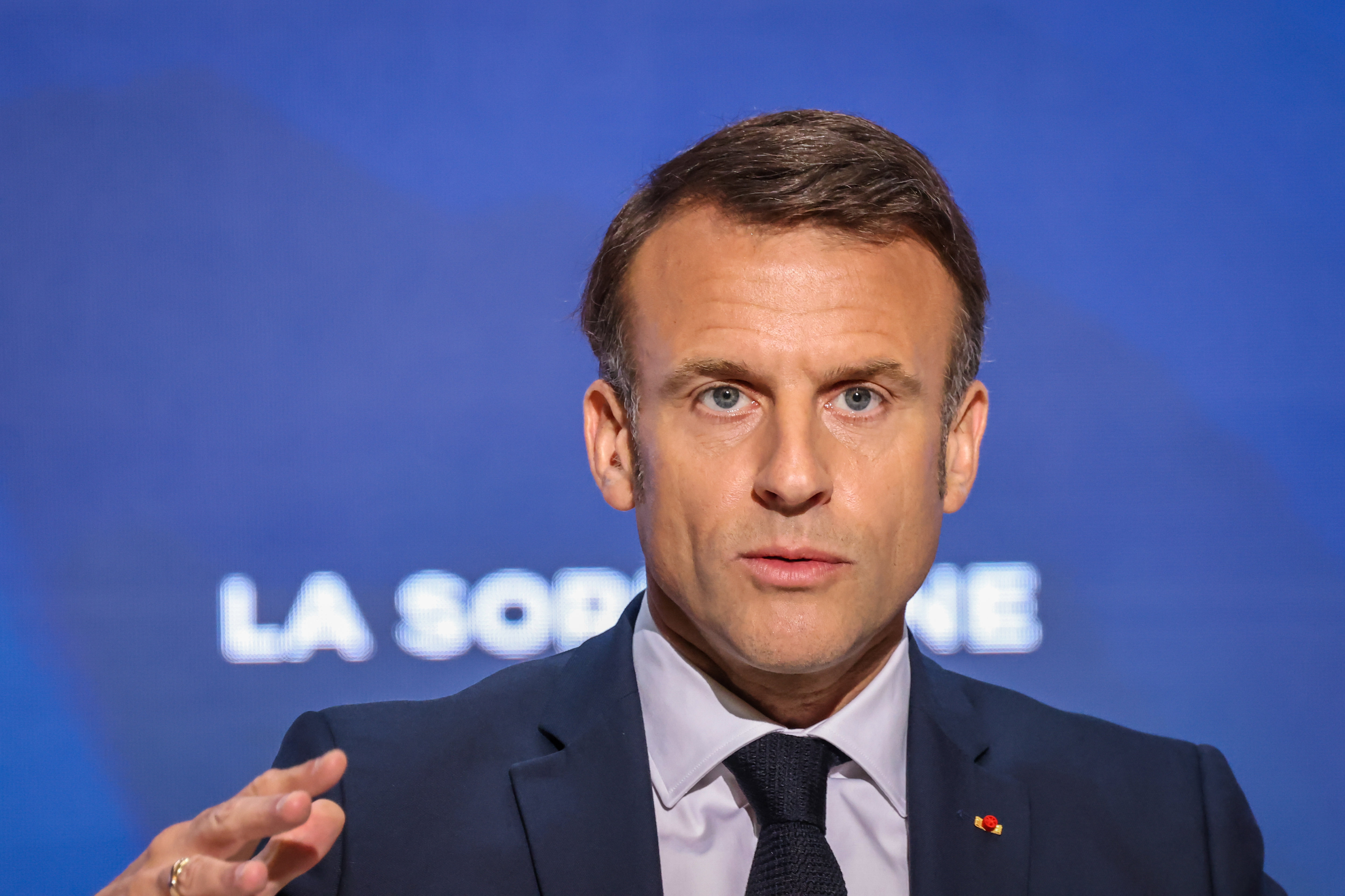 Emmanuel Macron a répondu aux questions d'une douzaine de jeunes en marge d'un déplacement vendredi à Strasbourg. LP / Fred Dugit