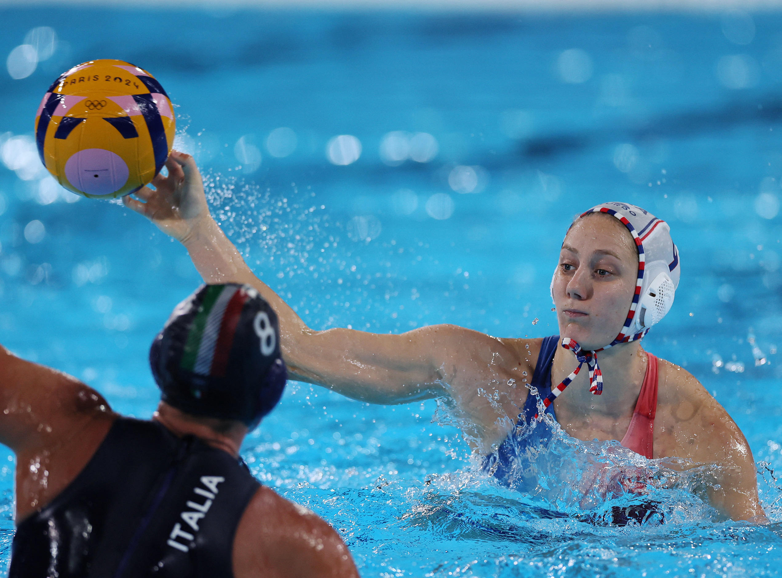 Ema Vernoux et l'équipe de France de water-polo sont toujours en course pour une historique qualification pour les quarts de finale du tournoi olympique. REUTERS/Leah Millis