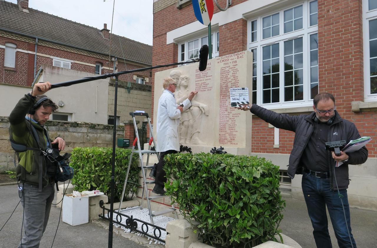 <b></b> Choisy-au-Bac, ce samedi. Olivier Fély-Biolet est venu filmer le graveur en charge d’ajouter le nom de Jacques Lamotte sur le monument aux morts de la commune où il a été arrêté en 1942.