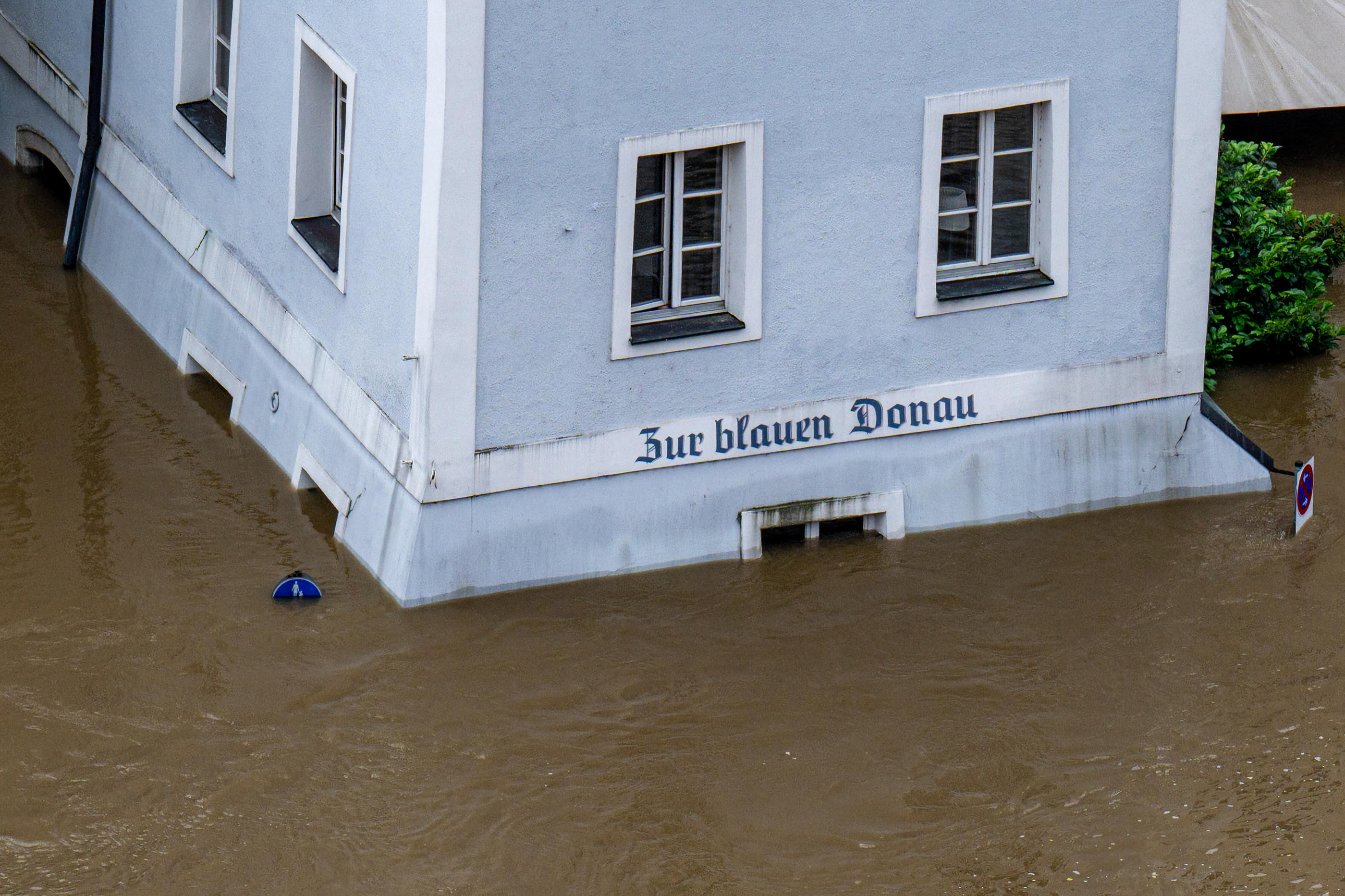 Une maison sous les eaux lors de la crue du Danube, en Allemagne, après de fortes pluies. Icon sport/dpa/Armin Weigel