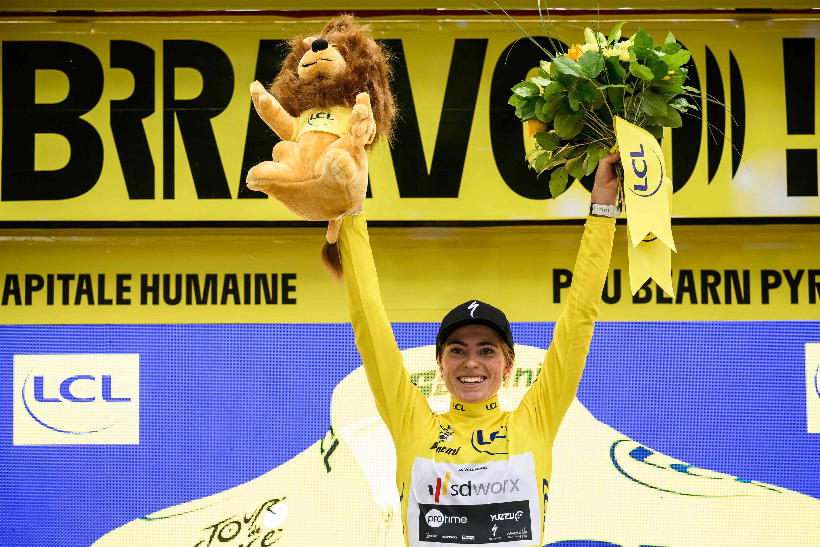 Deuxième en 2022, la Néerlandaise Demi Vollering a remporté le Tour de France Femmes et a fêté sa victoire finale dimanche à Pau (Pyrénées-Atlantiques). AFP/Jeff Pachoud