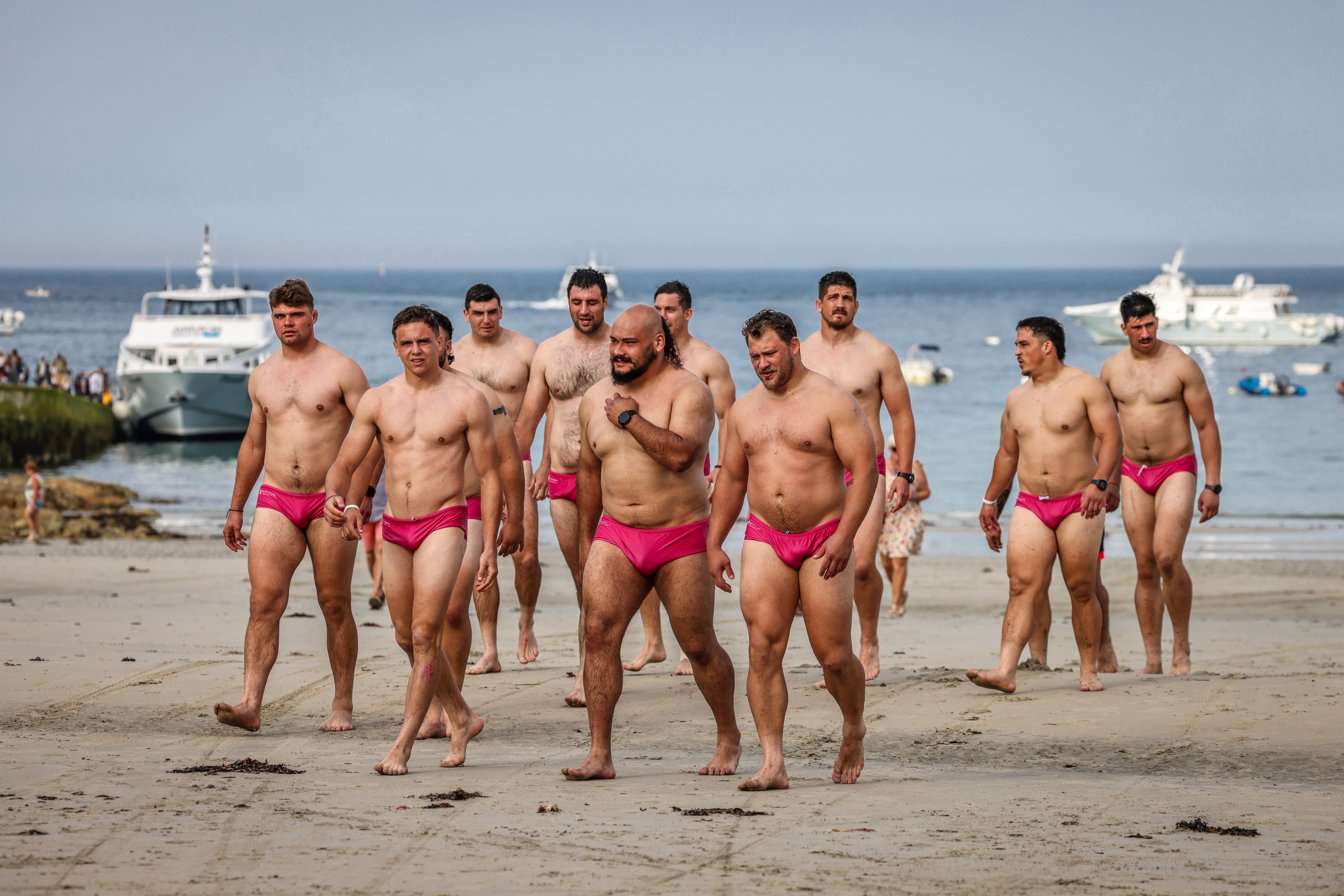 Les joueurs chiliens cette semaine sur la plage de Perros-Guirec en Bretagne, dans leurs slips roses offerts par les collectivités locales de la côte de granit... rose. LP/Fred Dugit