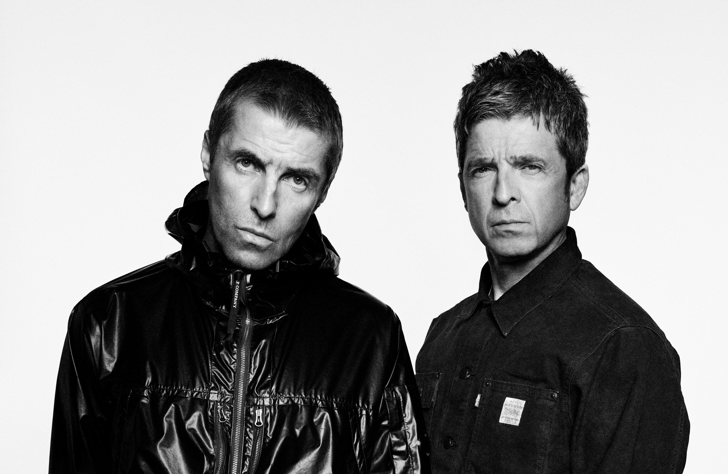 Après quinze ans de brouille, les frères Liam et Noel Gallagher apparaissent ensemble pour la première fois sur la photo de la tournée de reformation d'Oasis, un séisme en Angleterre. Simon Emmett