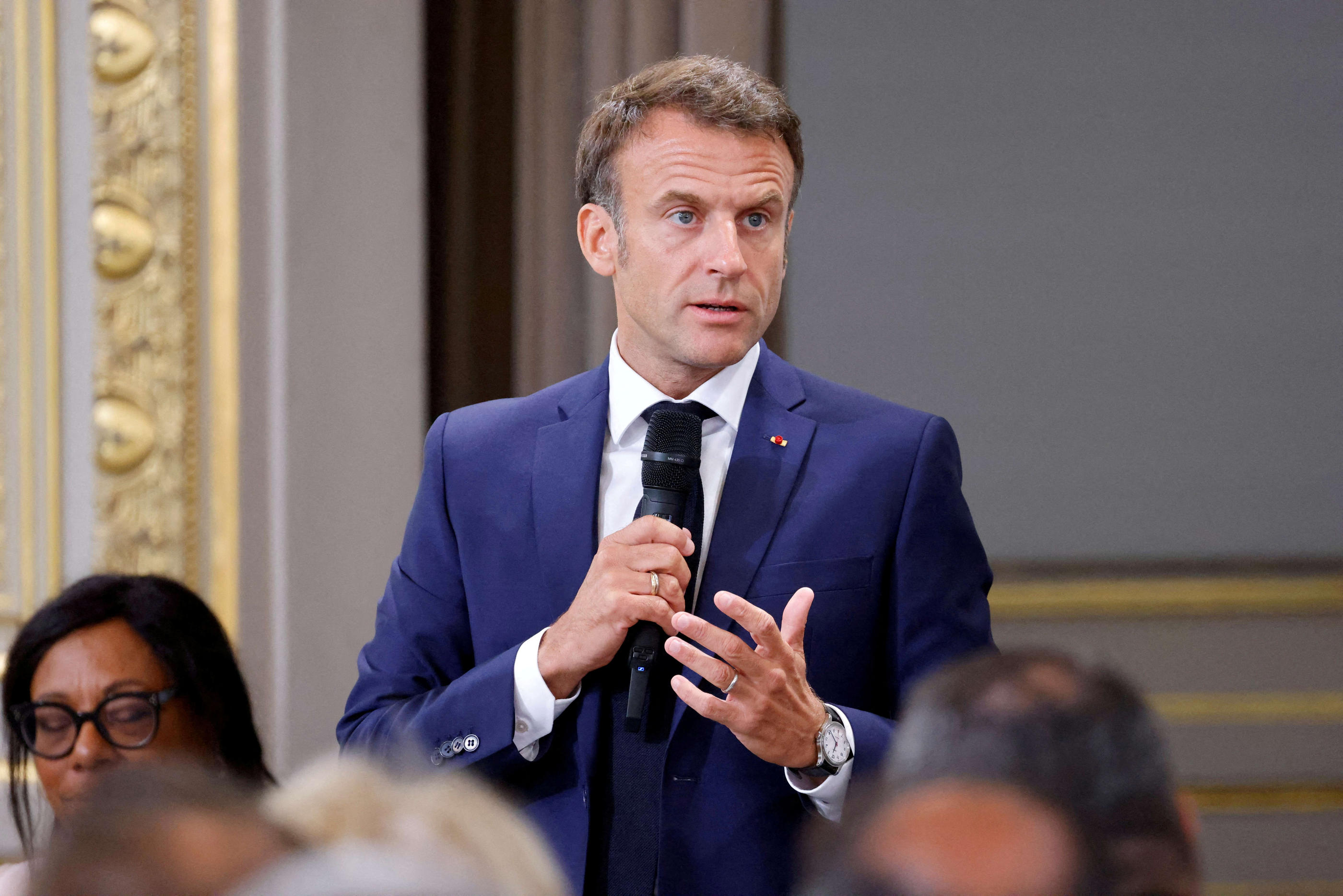 Face à des maires invités à l'Élysée, Emmanuel Macron a émis l'idée, ce mardi, de bloquer l'accès aux réseaux sociaux afin d'entraver la coordination des émeutiers. AFP/Ludovic Marin