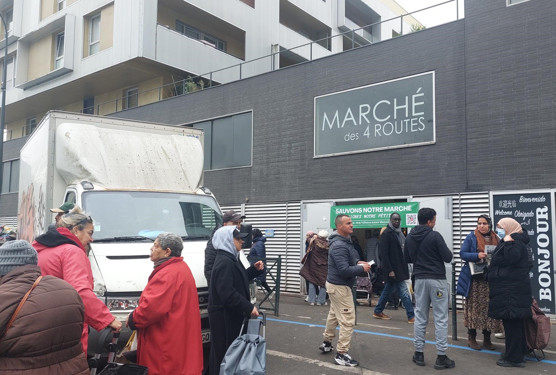Ce jeudi 2 mai à Asnières, les commerçants volants du marché des Quatre Routes ont fait circuler une pétition auprès de leurs clients pour partager leurs inquiétudes. LP/Anne-Sophie Damecour