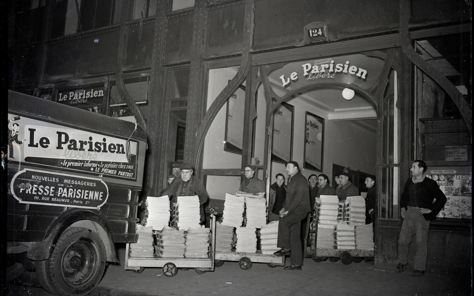 Devant les locaux du Parisien Libéré au cœur de Paris, rue Réaumur, dans les années 1960. Phot Le Parisien