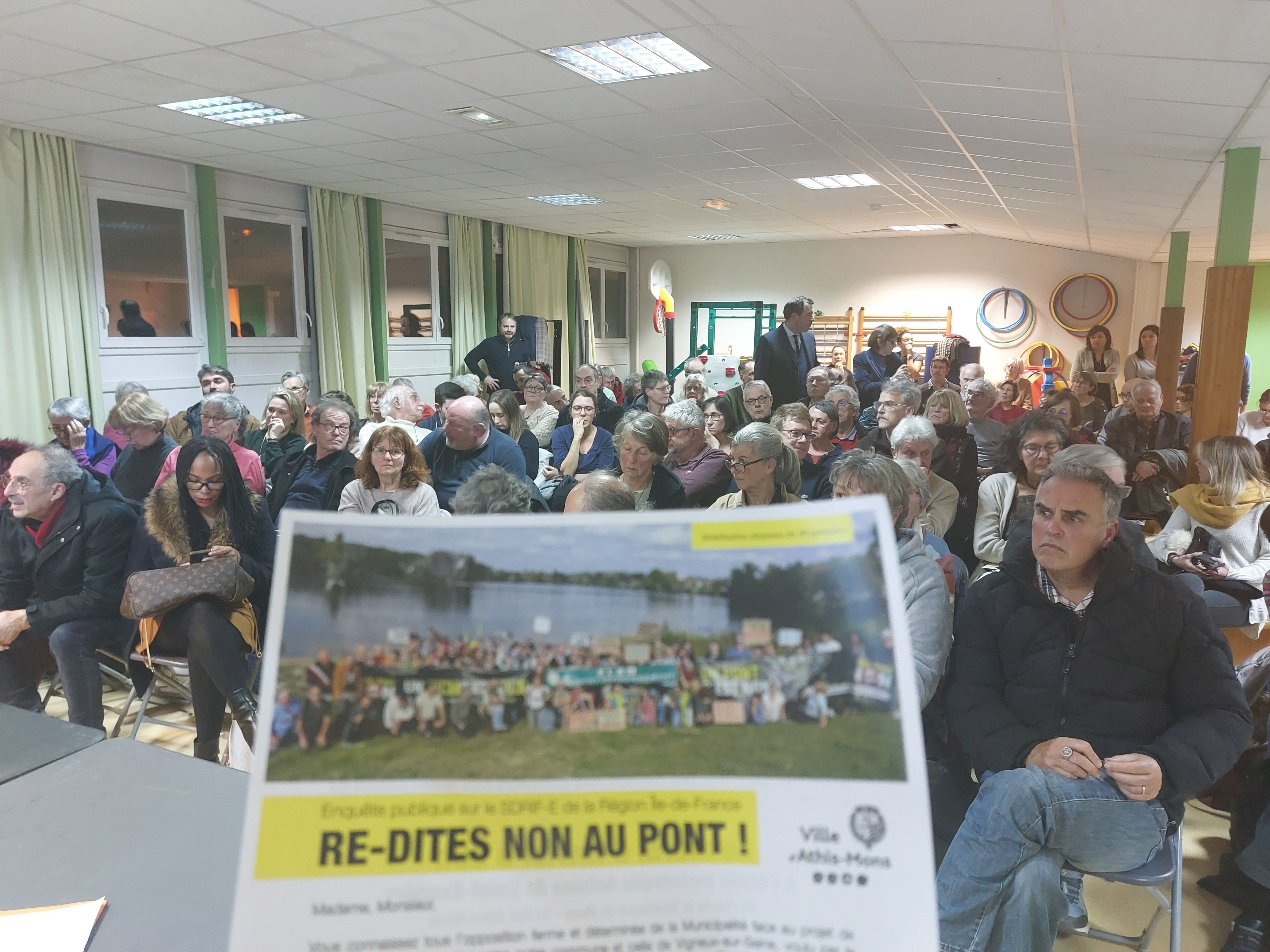 Athis-Mons (Essonne), ce mercredi 6 février. L'association Athis-Pont non ! a organisé une réunion pour mobiliser les populations sur l'enquête publique en cours. LP/Cécile Chevallier