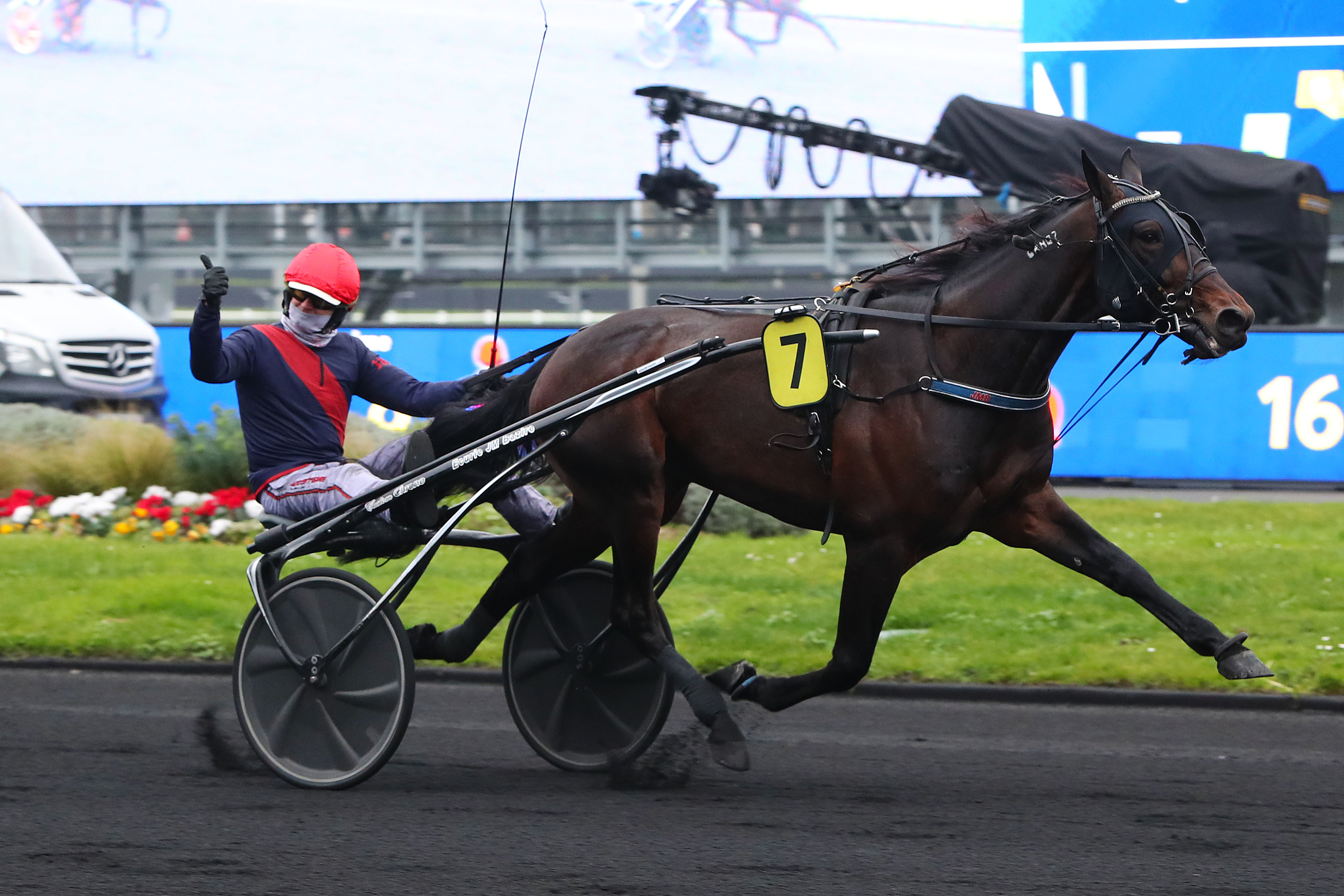 Paris-Vincennes (XIIe), samedi 28 janvier 2023. Pouce levé et poing serré, Jean-Michel Bazire s'impose en toute quiétude au sulky de Beads. Scoopdyga/Elliott Chouraqui