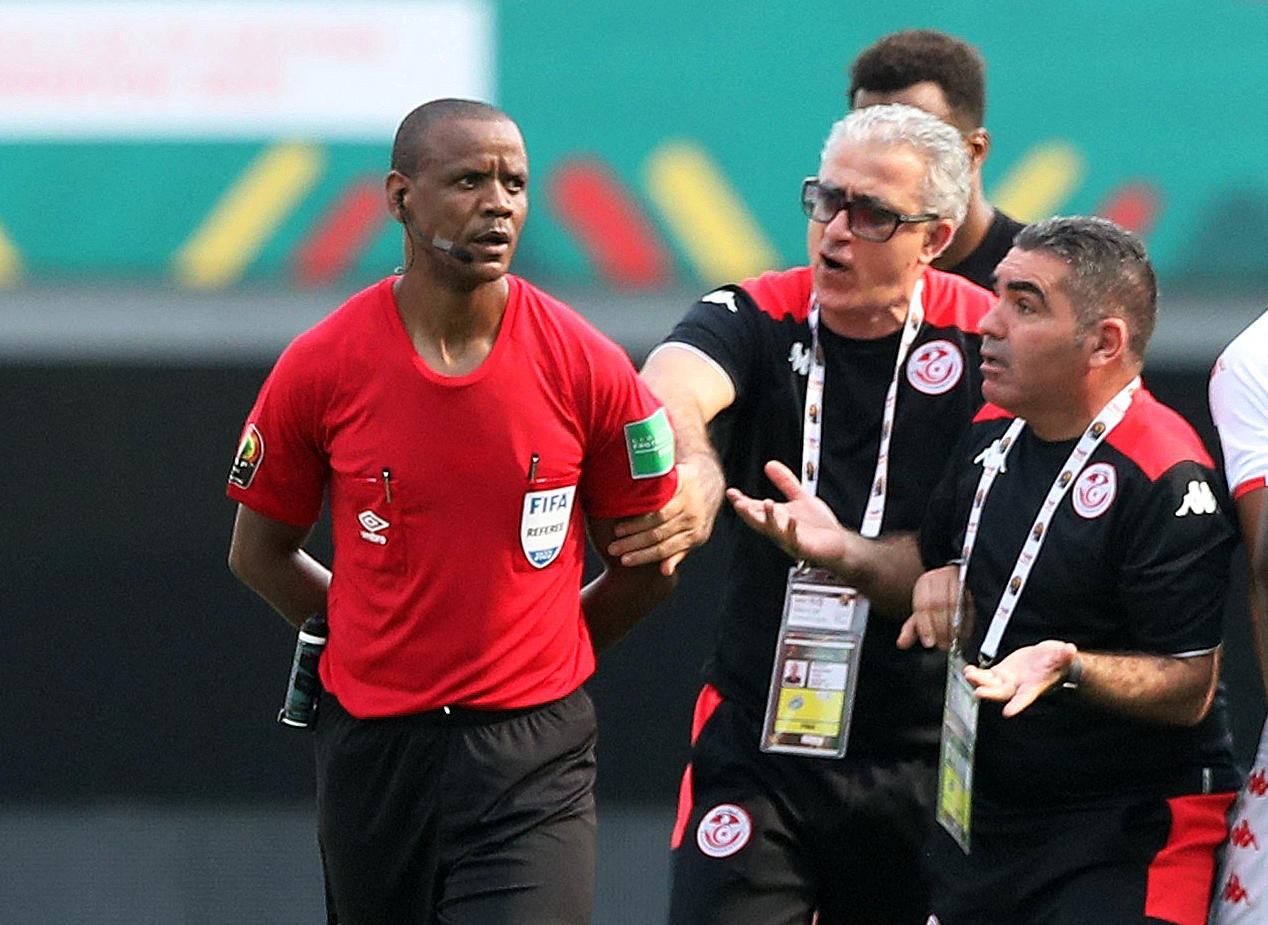 L'arbitre de Tunisie-Mali Janny Sikazwe est invectivé par des dirigeants tunisiens au moment où il stoppe le match avant la fin du temps règlementaire. Reuters/Mohamed Abd El Ghany