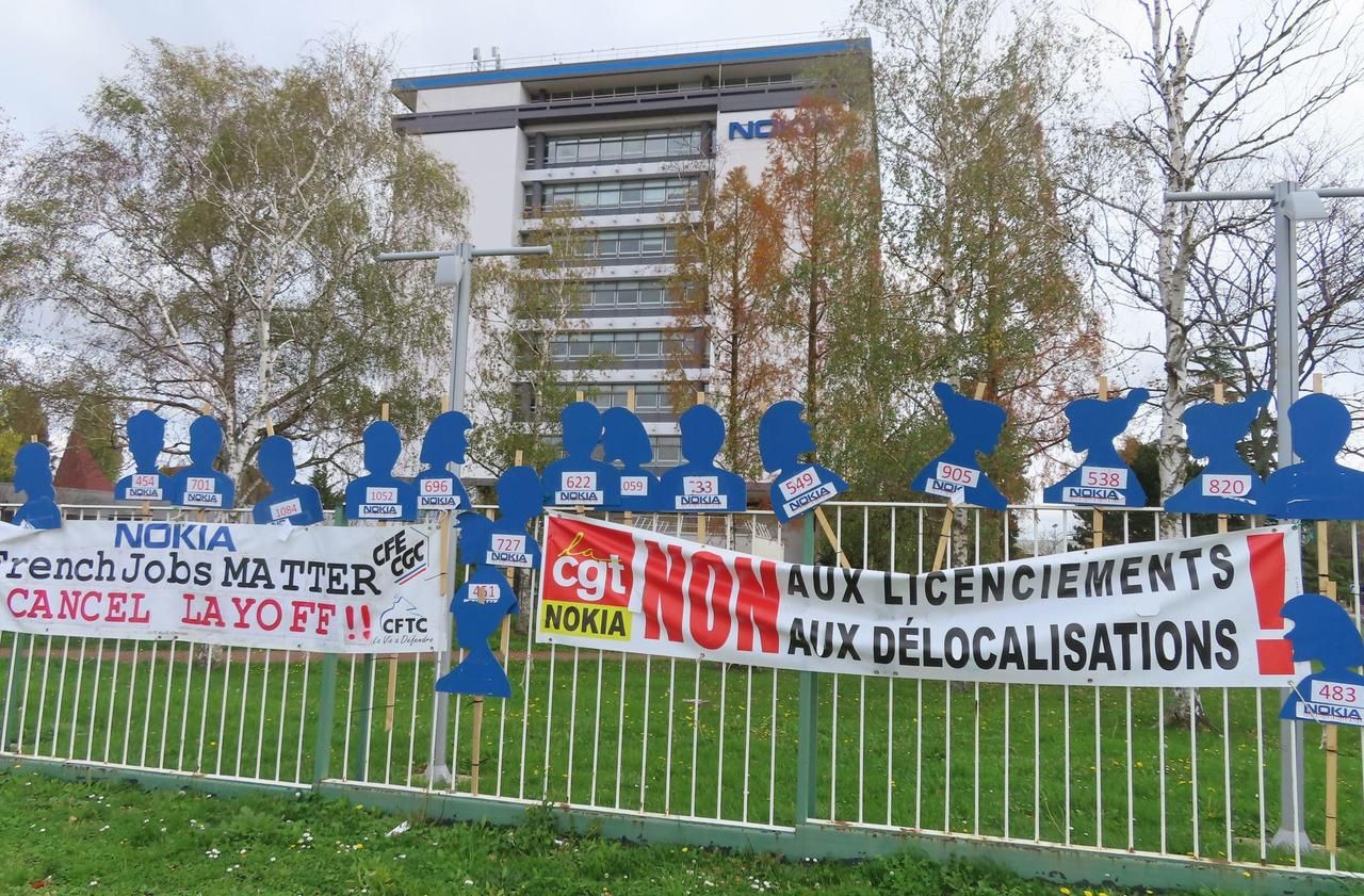 <b></b> Nozay, le 8 novembre 2020. Opposés au plan social de leur groupe, les syndicats de Nokia ont accroché des silhouettes aux grilles du site de Paris-Saclay pour symboliser les 986 postes menacés de suppression en France.