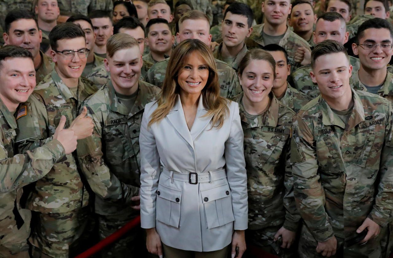 <b></b> Melania Trump prend la pose au milieu des soldats de Fort Bragg, en Caroline du Nord, en avril 2019. Dans son discours d’adieu, la Première Dame a rendu hommage à leur courage et à leur dévotion. 
