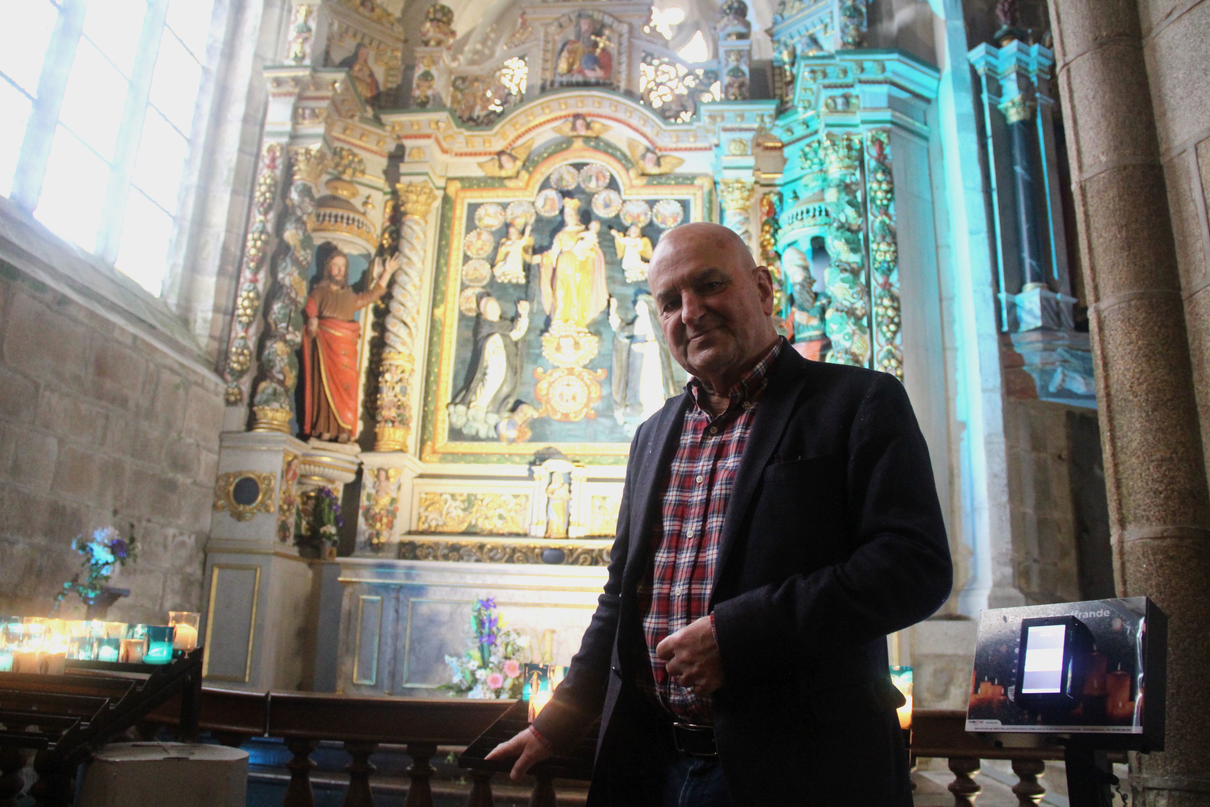 Antoine Gabriele, le maire de Locronan (Finistère) devant le sublime autel du Rosaire, récemment restauré, dans l'église Saint-Ronan. LP/ Nora Moreau