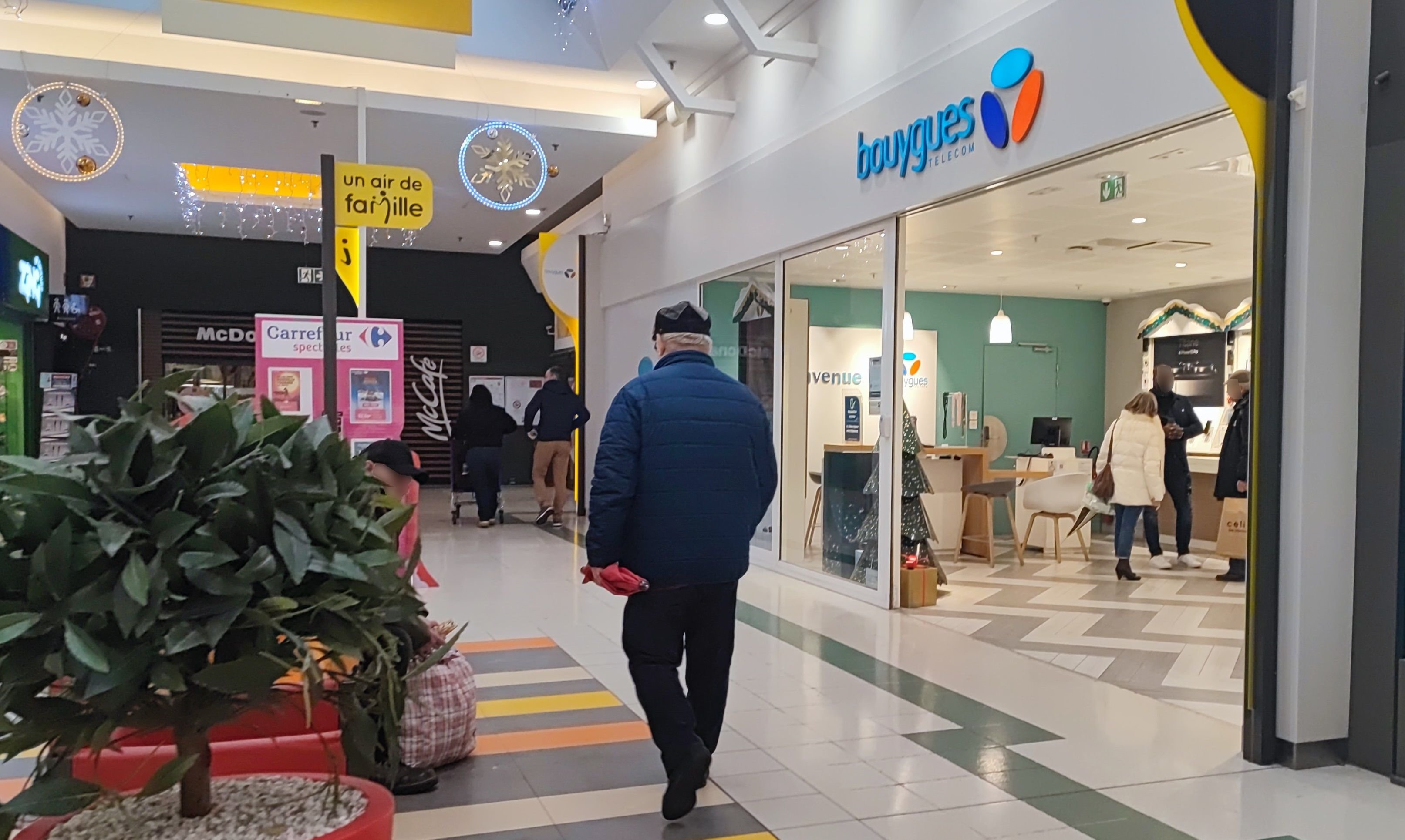 Venette, ce lundi 4 décembre. La boutique Bouygues Télécom de la galerie marchande Carrefour a été braquée ce dimanche. Quatre suspects ont été interpellés peu après dans le Val-d'Oise. LP/S.F.
